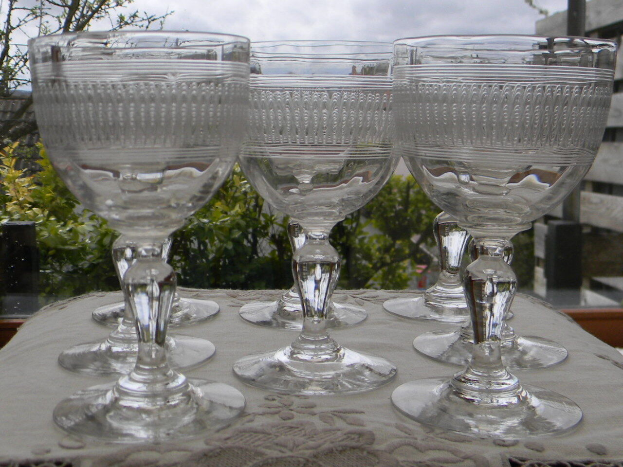 Lot de 8 verres anciens à vin blanc ou apéritif en cristal  gravé.