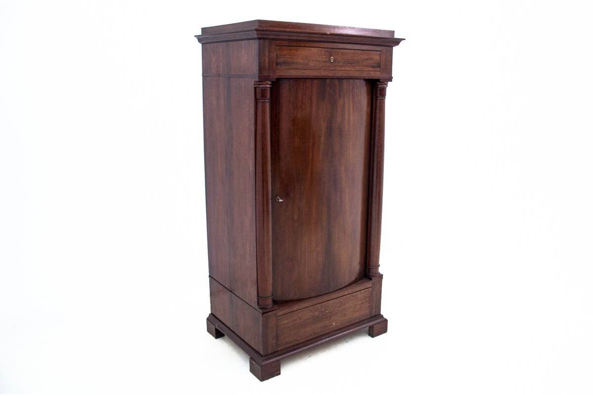 Commode ancienne, Europe du Nord, vers 1860.