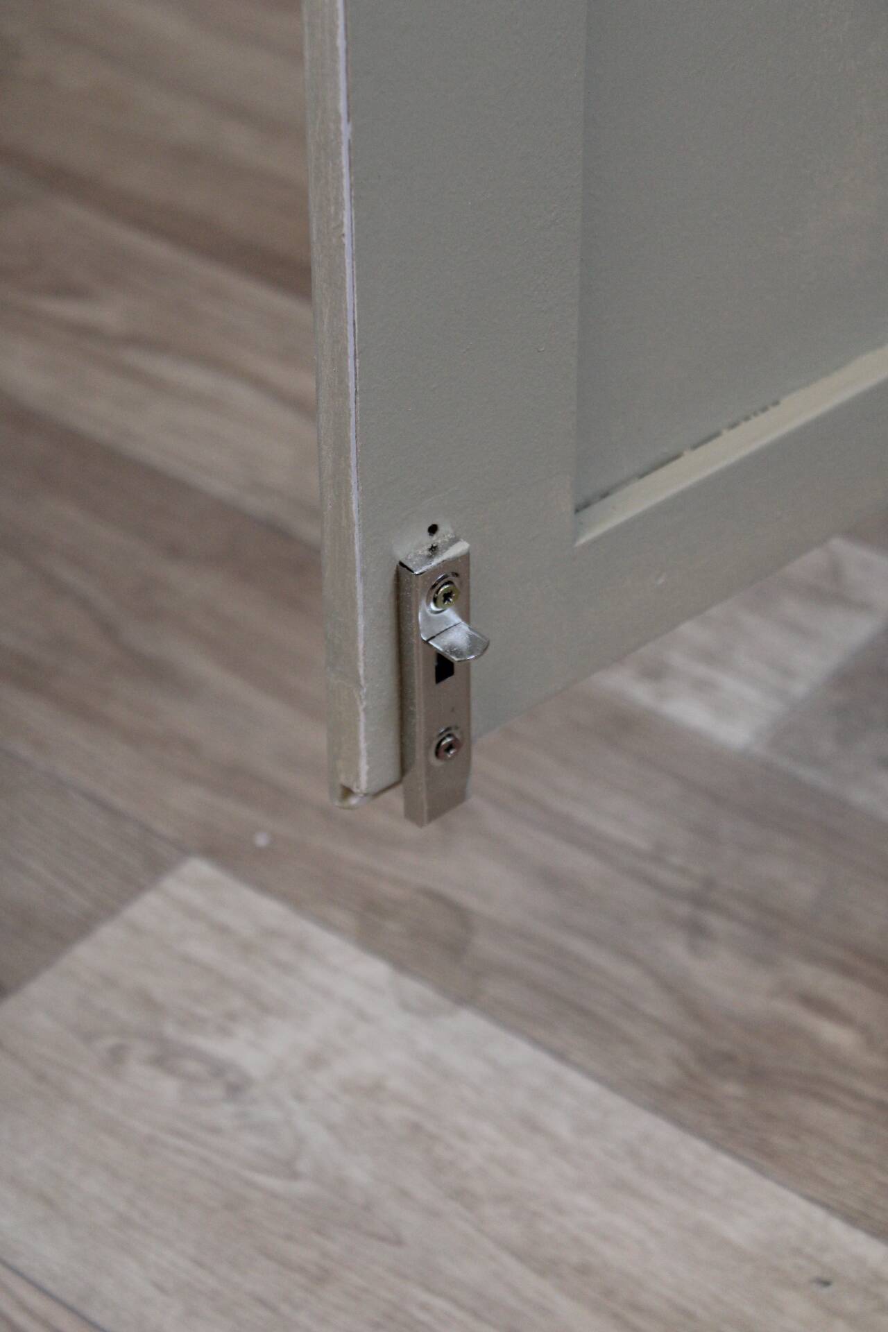 Armoire parisienne blanche avec penderie et étagères – France, années 1930