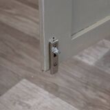 Armoire parisienne blanche avec penderie et étagères – France, années 1930