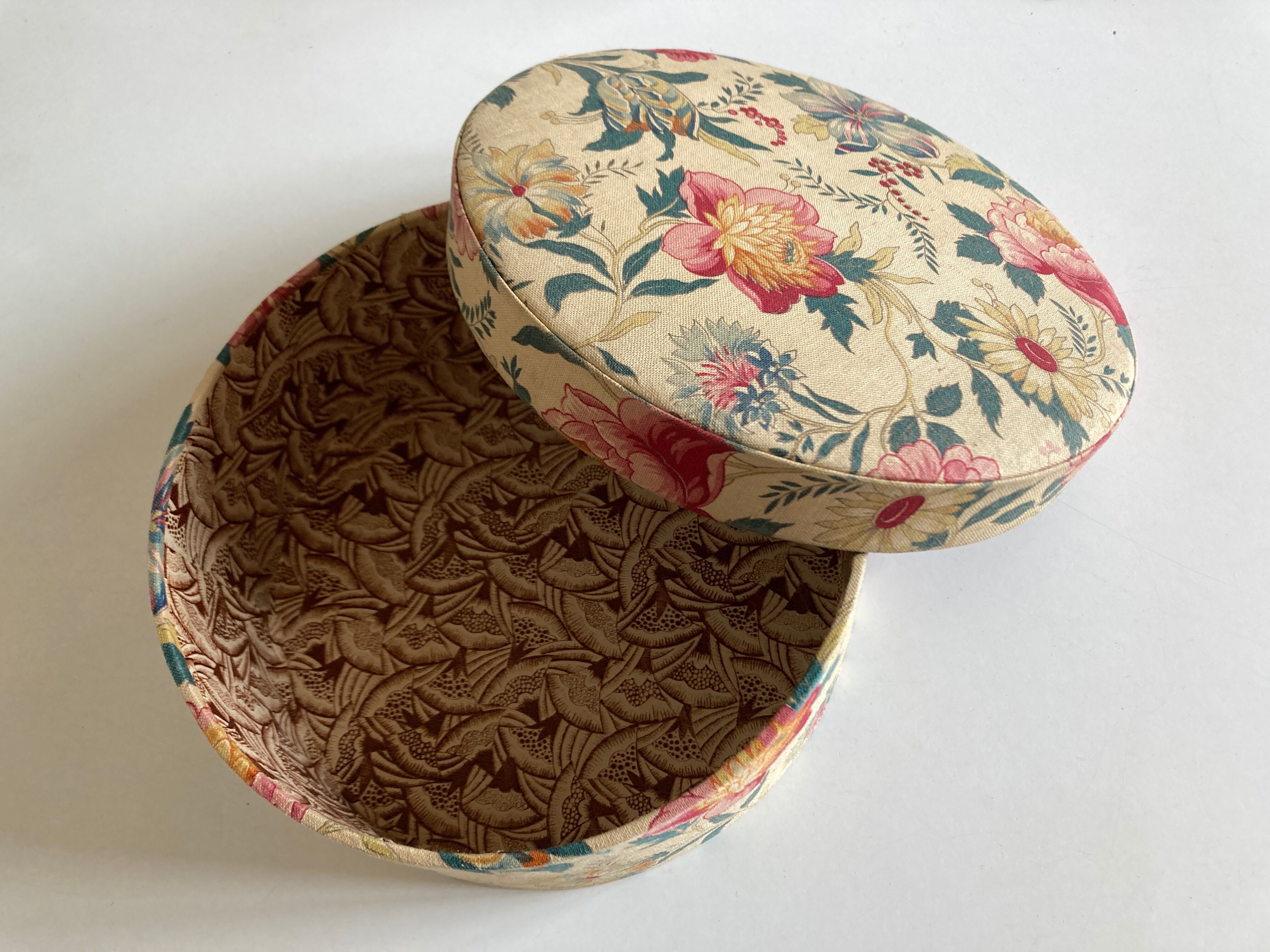 Le Bon Marché box in art deco floral fabric 1930