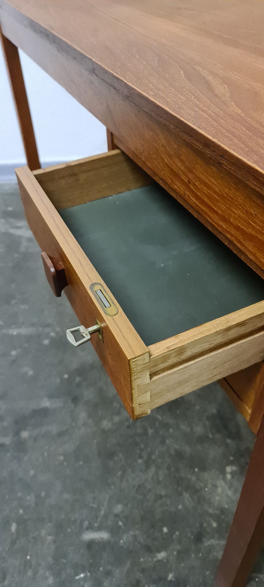 Table d’écriture en teck vintage