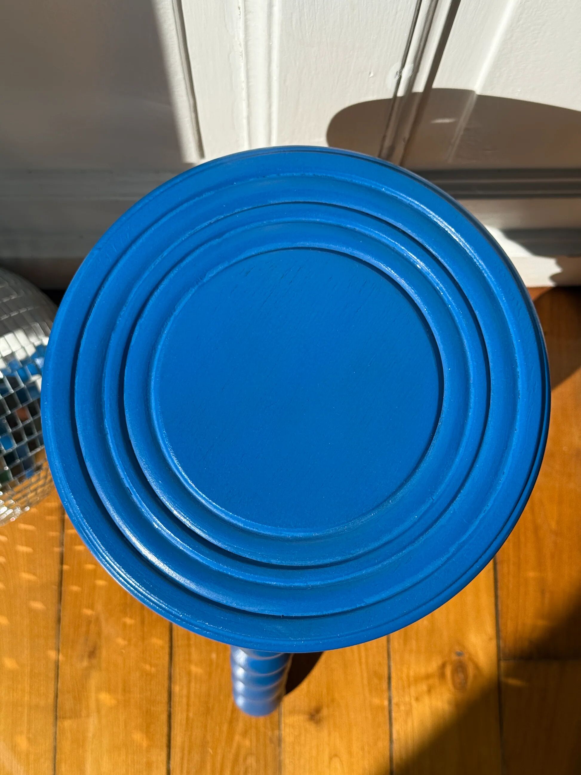 Tabouret tripode en bois bleu