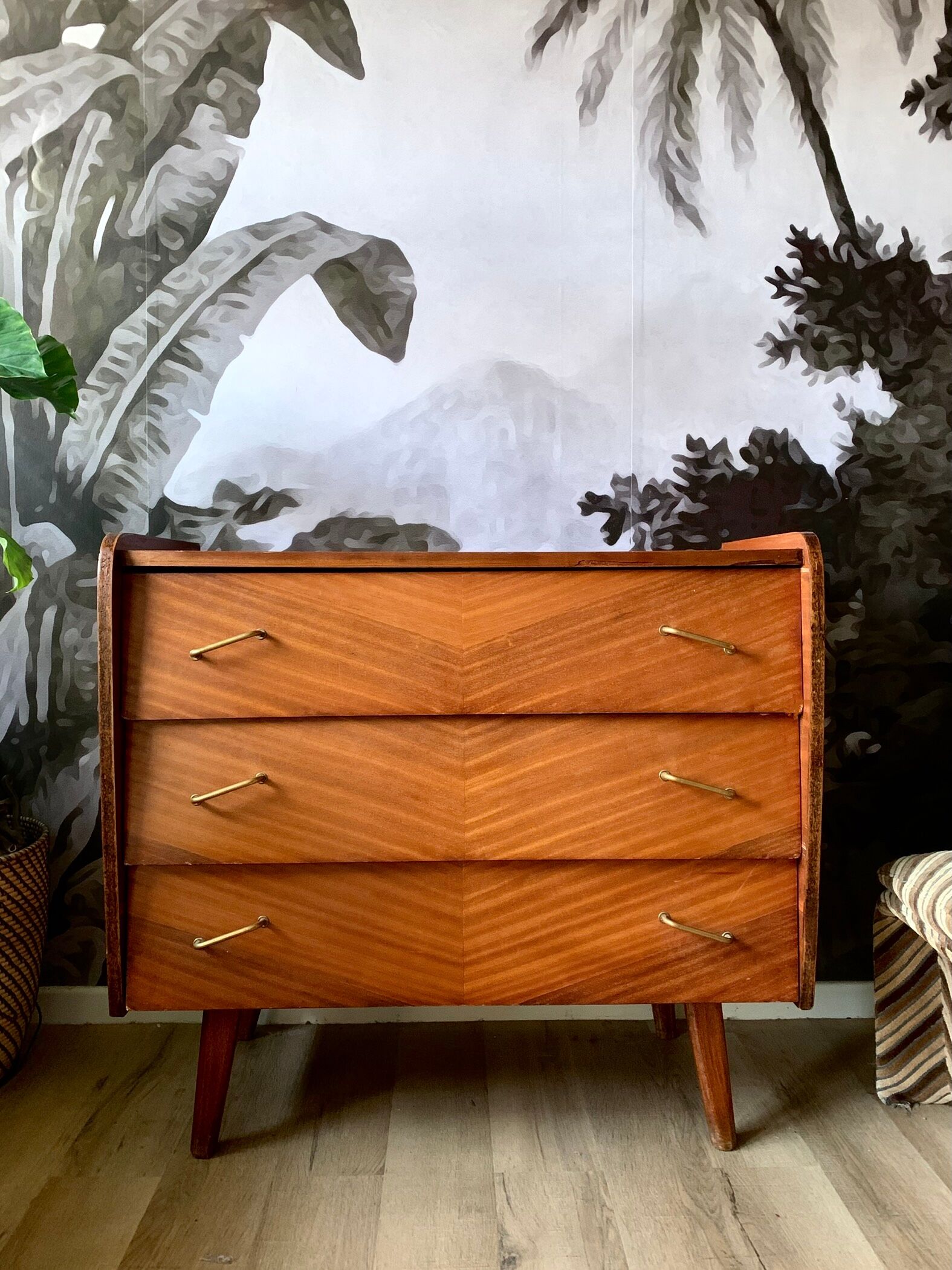 Chest of drawer compass feet