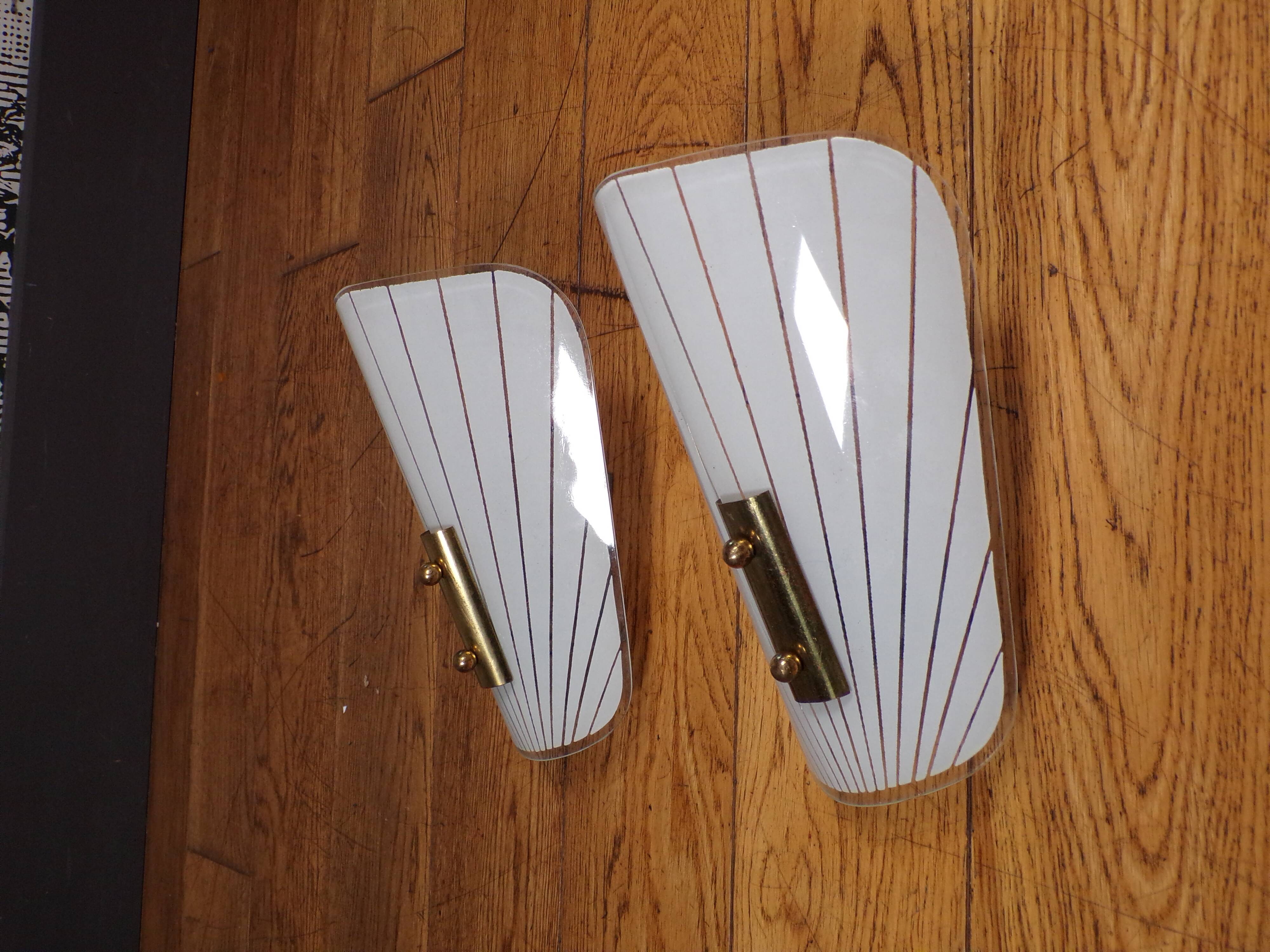 Paire d'appliques modernistes en verre peint