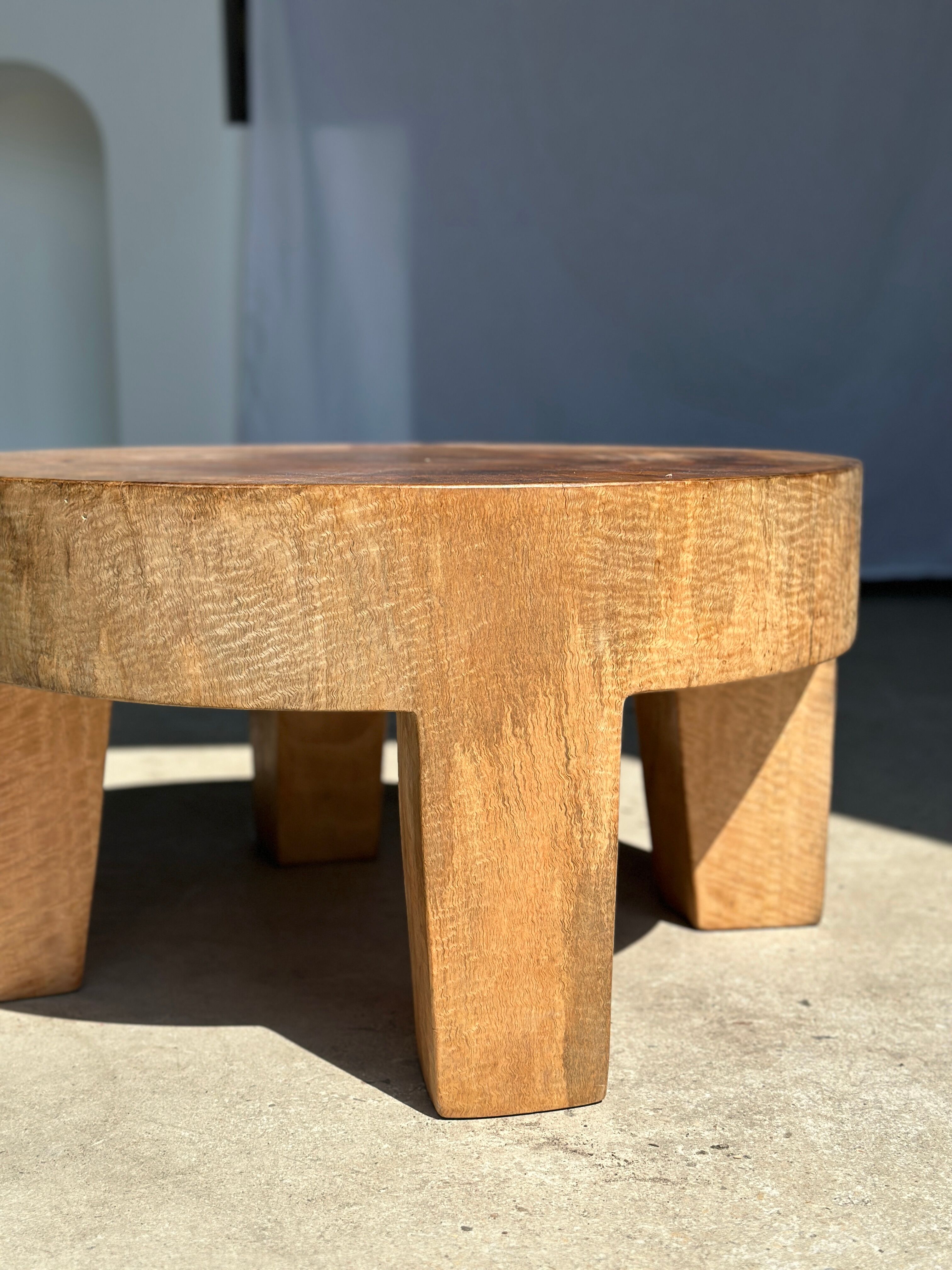 Quadripod coffee table in solid wood monoxyl natural color (dark)