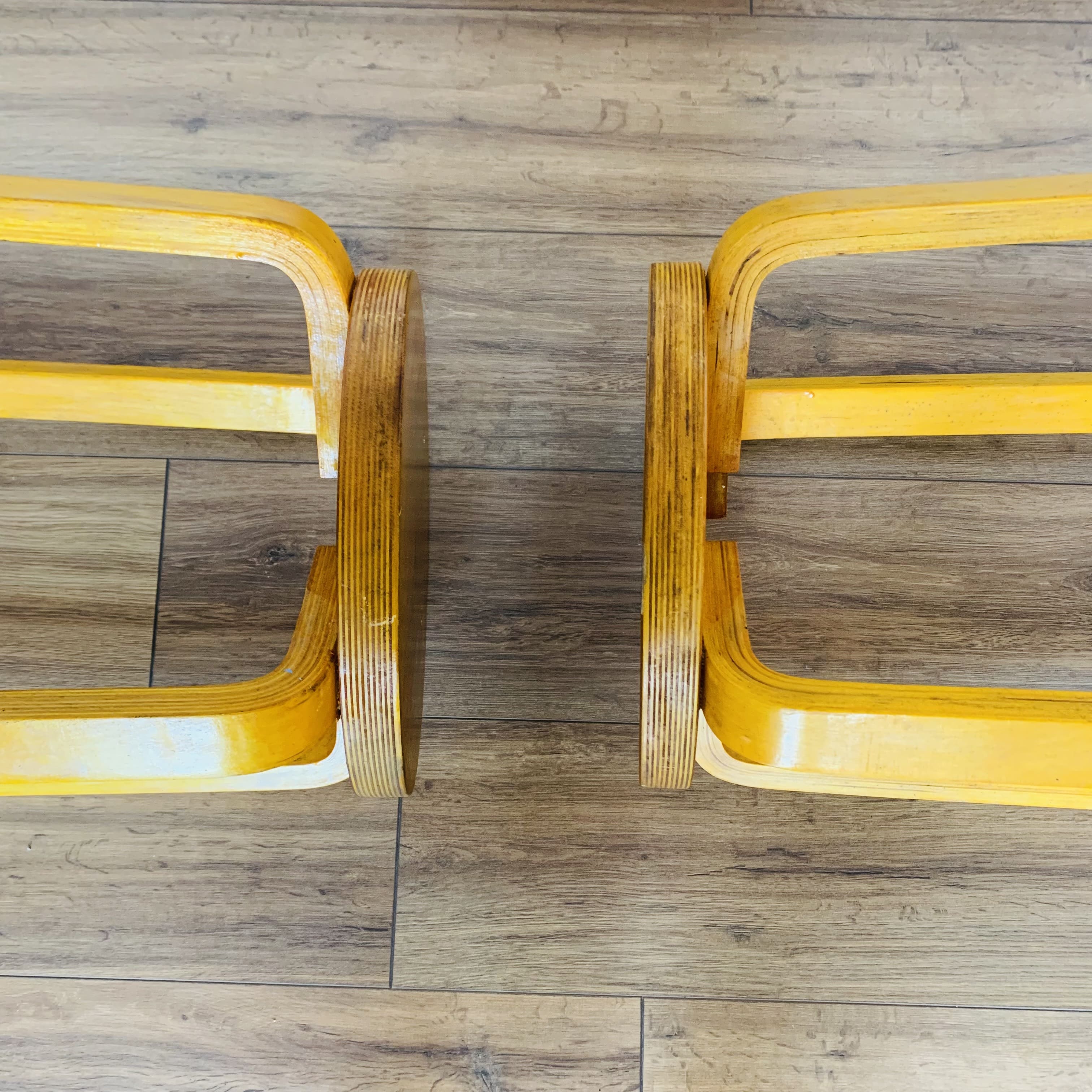 2 bar stools