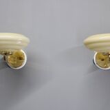 Paire d'appliques murales Art Déco tchécoslovaques des années 1940 en laiton avec abat-jour en verre opalin