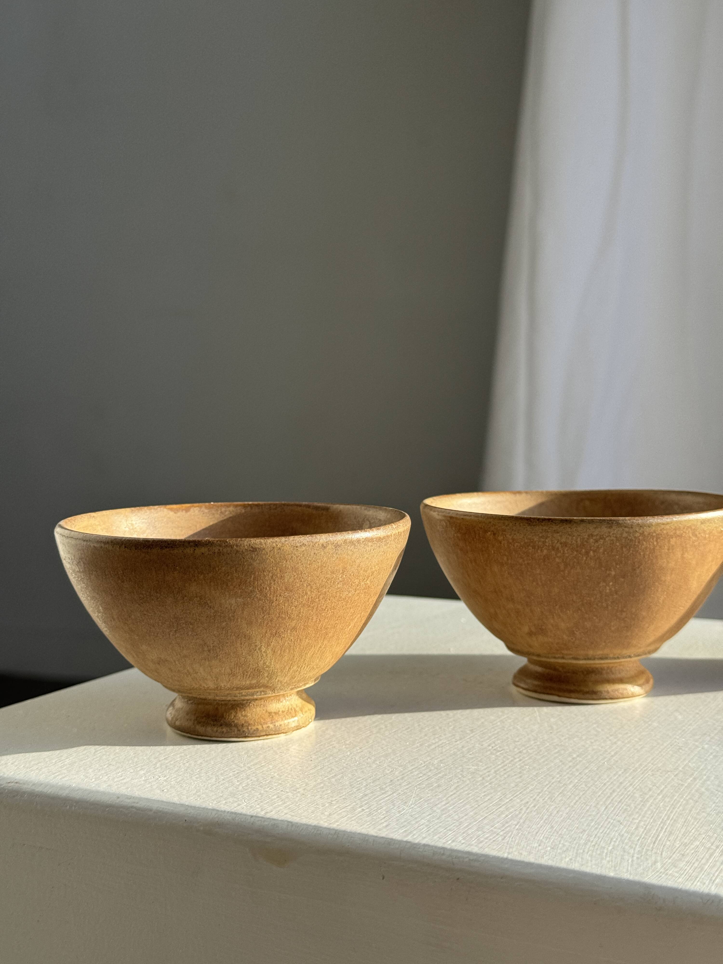 Set of 3 vintage mini bowls on foot, stoneware on pedestal H9 D10.
