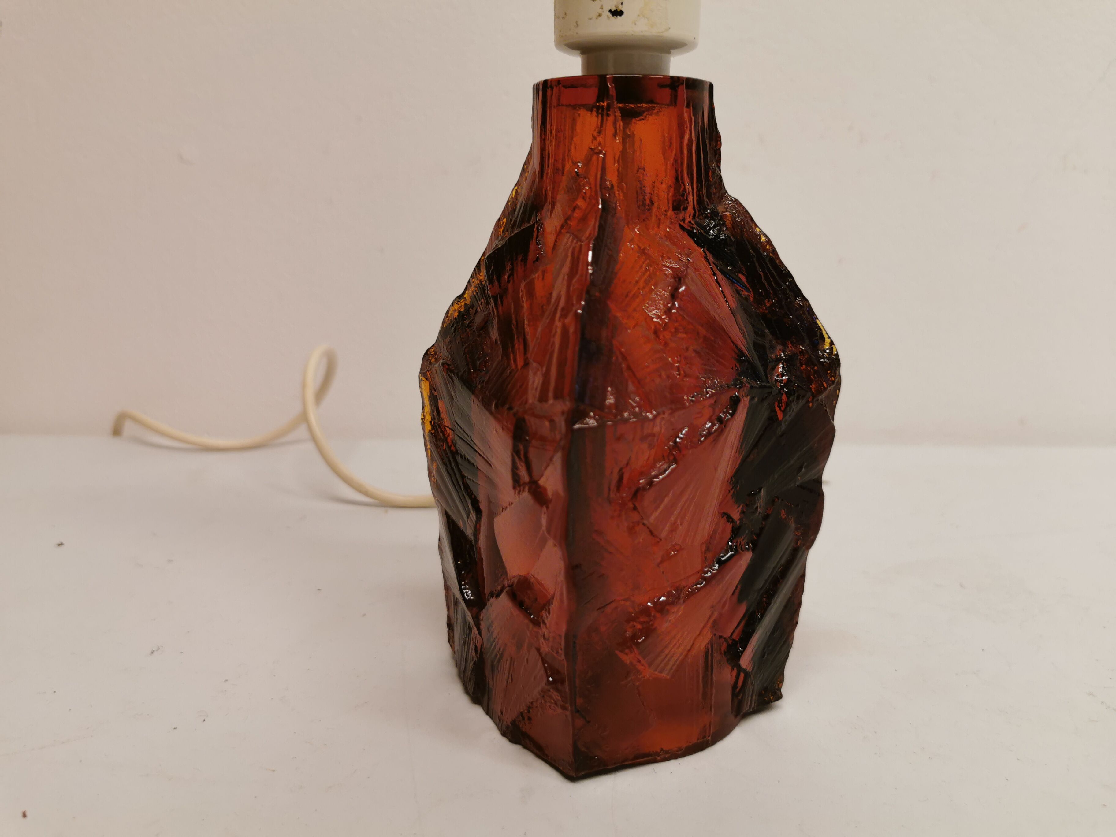 Pied de lampe de table, en verre pressé dur de couleur ambre. Design danois