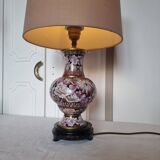 Lampe sur un vase ancien en émail cloisonné à joli décor floral rose