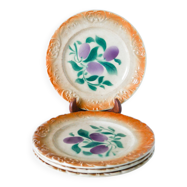 lot de 4 assiettes plates en barbotine Sarreguemines, début XXème