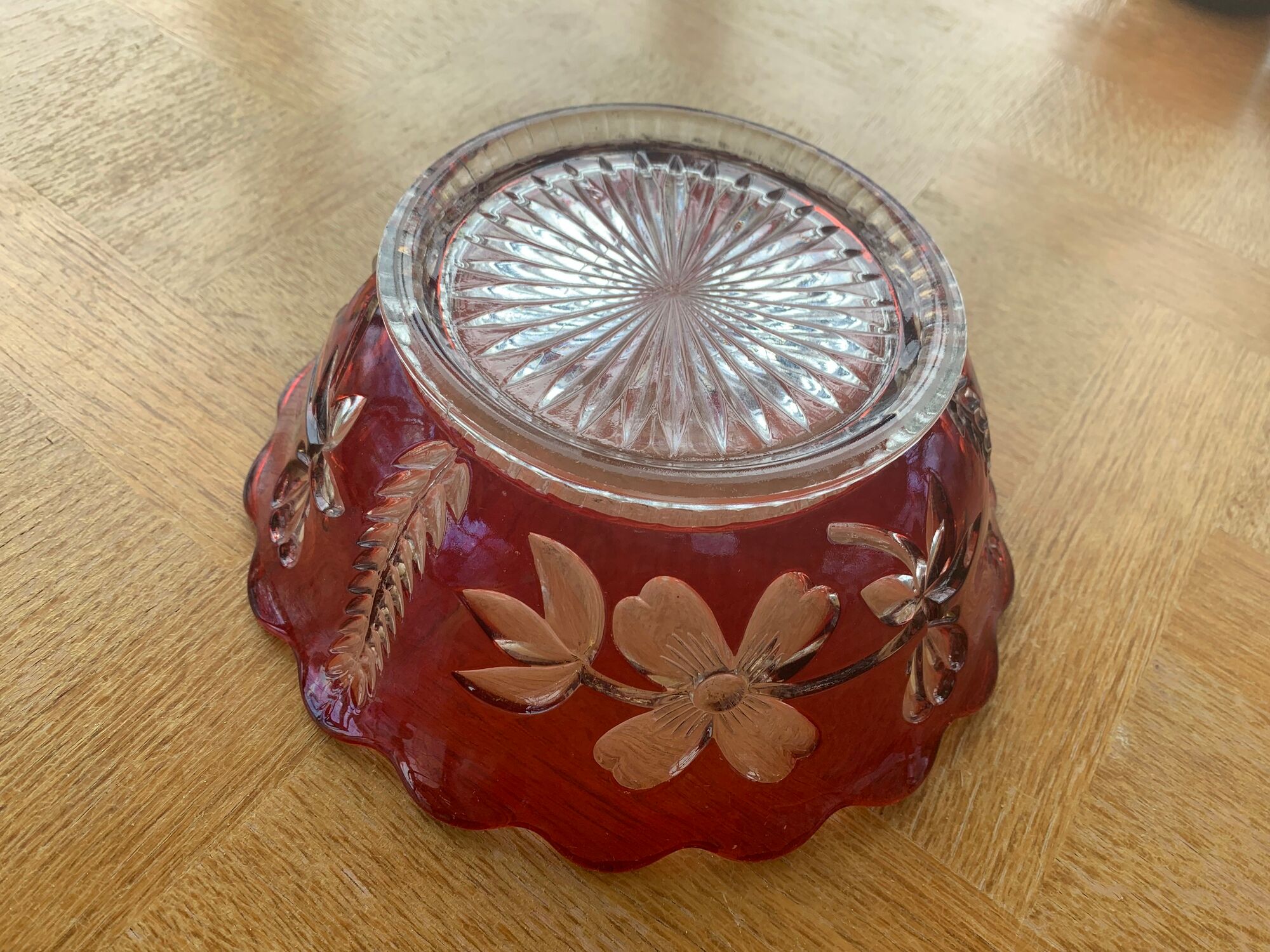 Red and transparent glass bowl with floral motifs and vintage wheat cobs