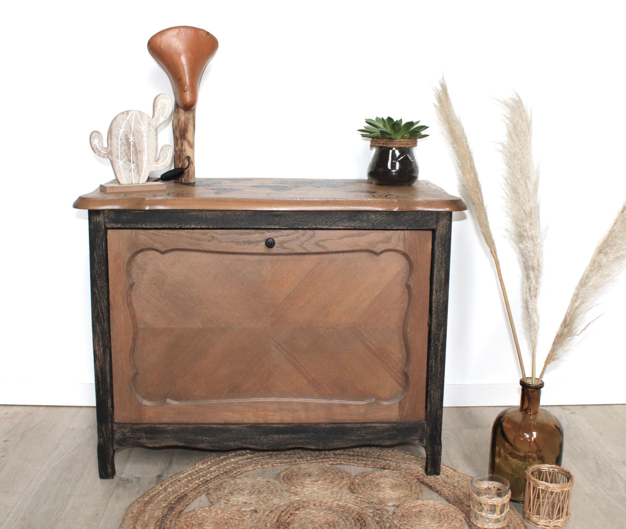 Storage cabinet "explores the world" stencil world map