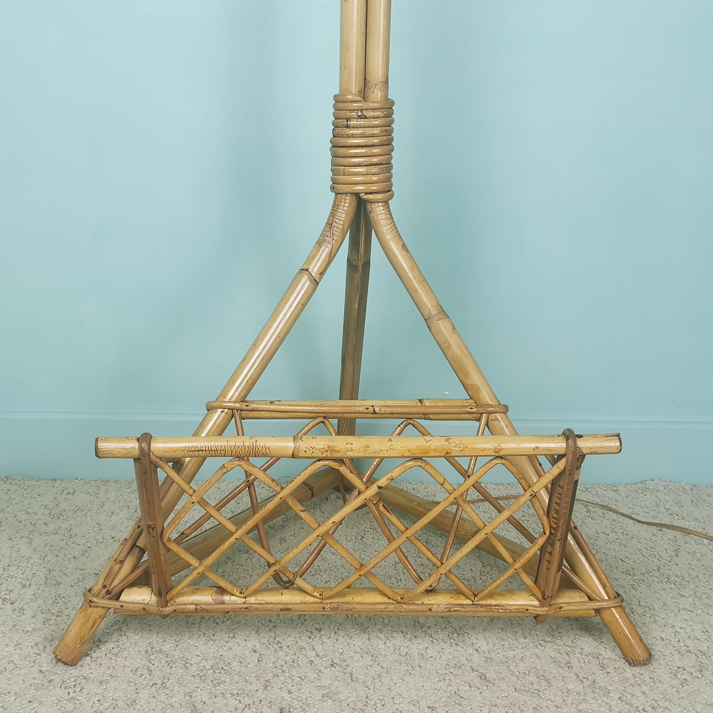 Rattan magazine lamp