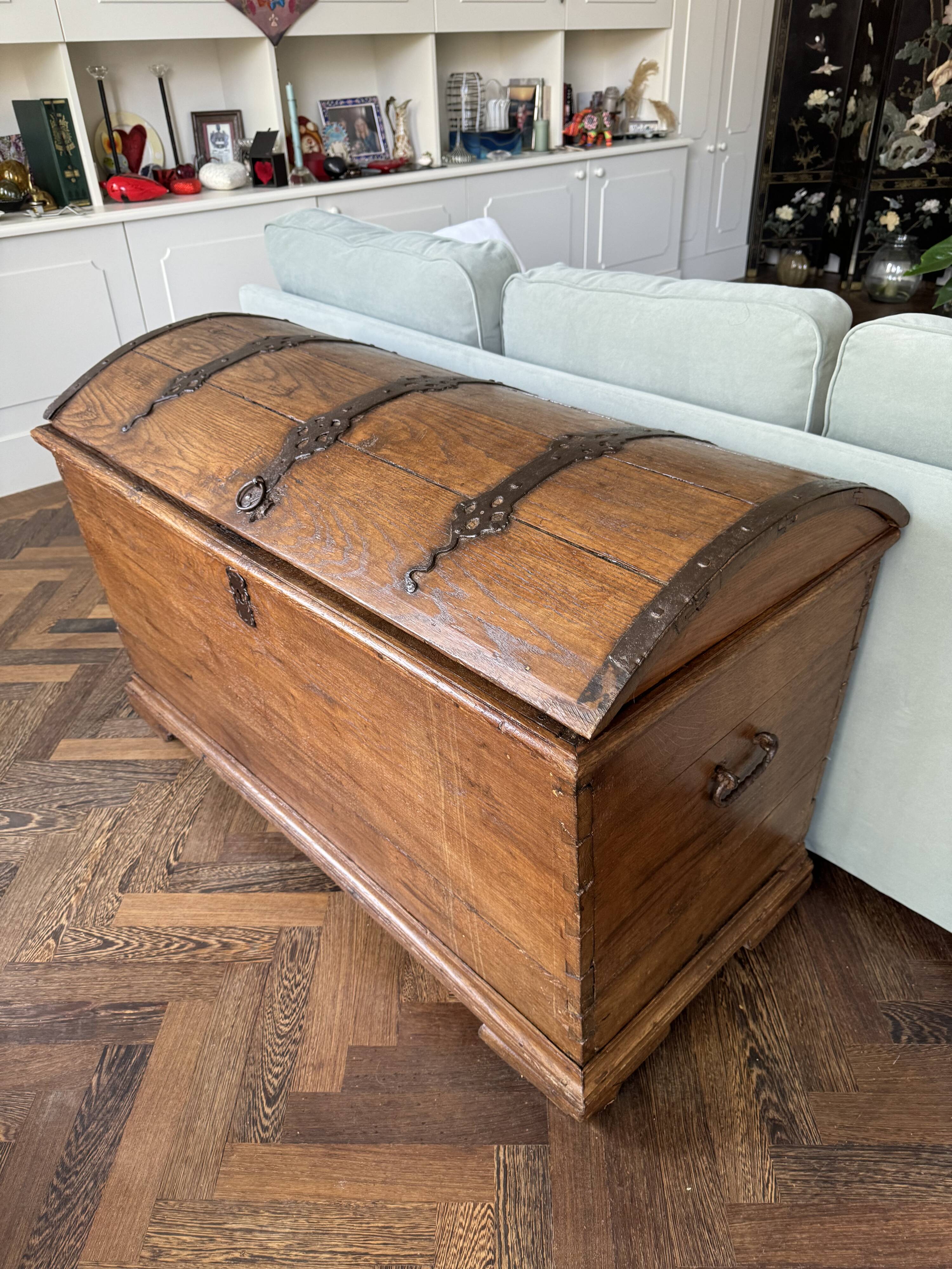 Grand coffre de rangement antique en chêne