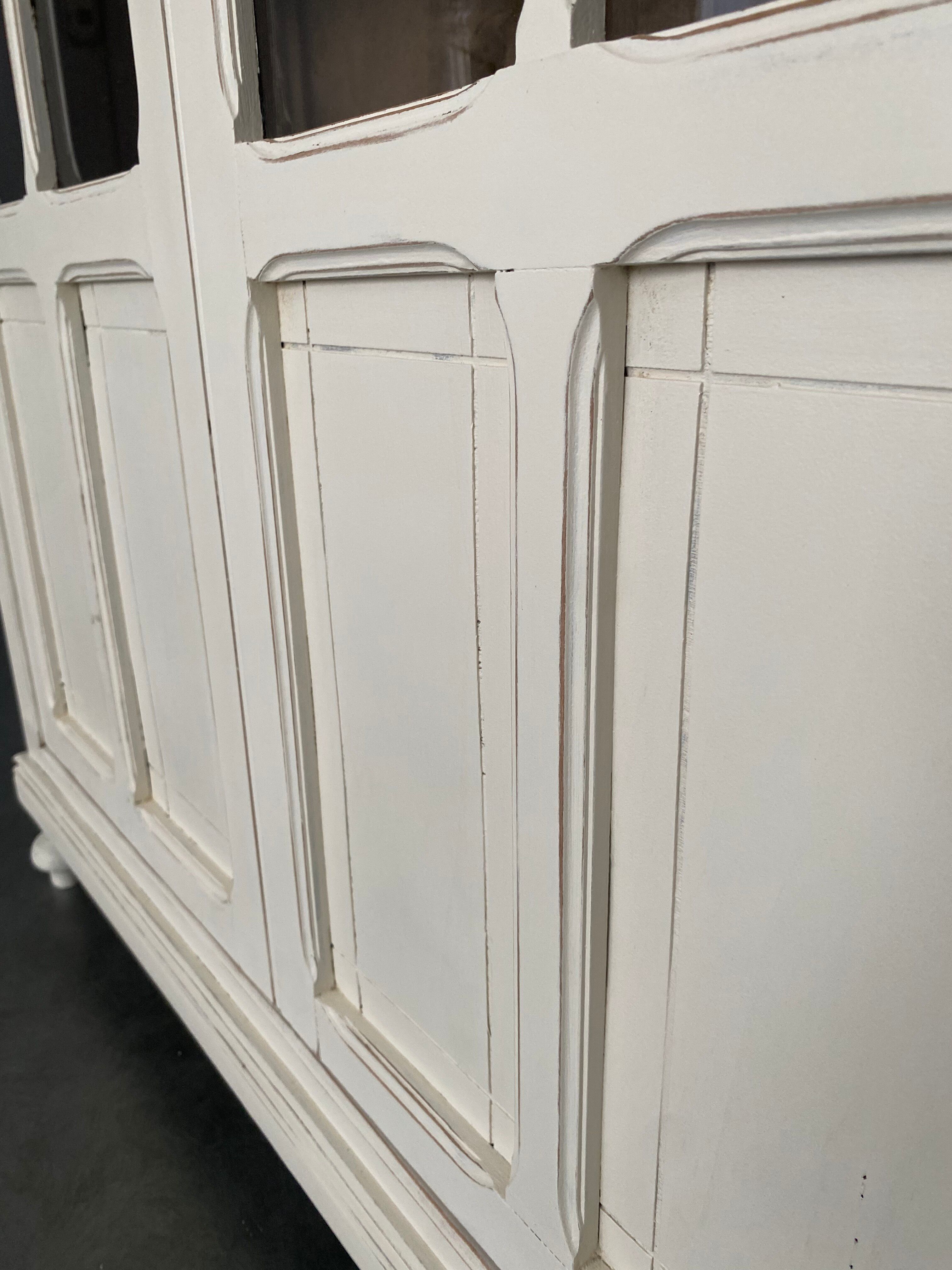 Armoire vitrée parisienne ancienne