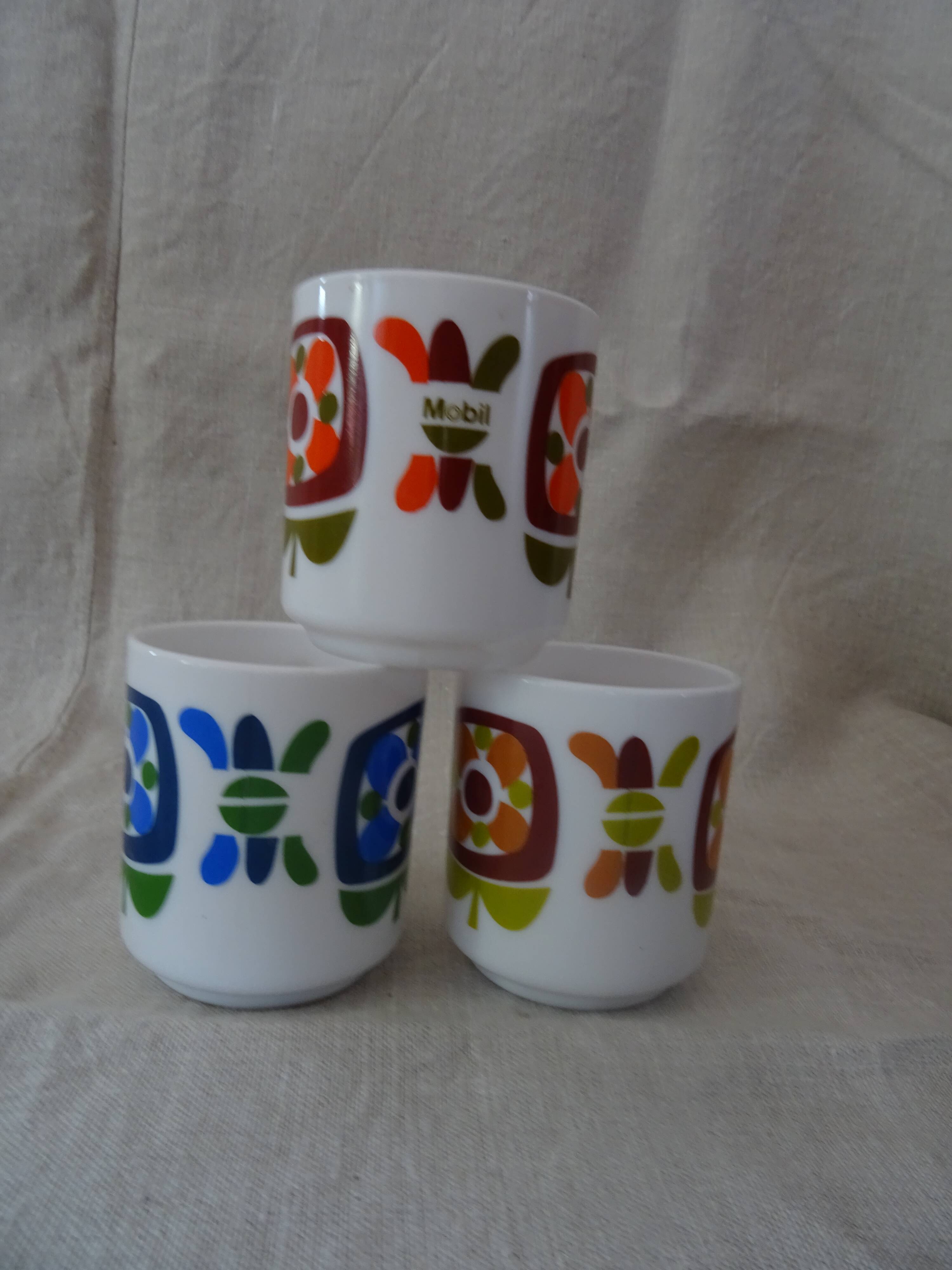 3 mugs mobil grosses fleurs Arcopal pub bleu  orange  ocre collection vintage