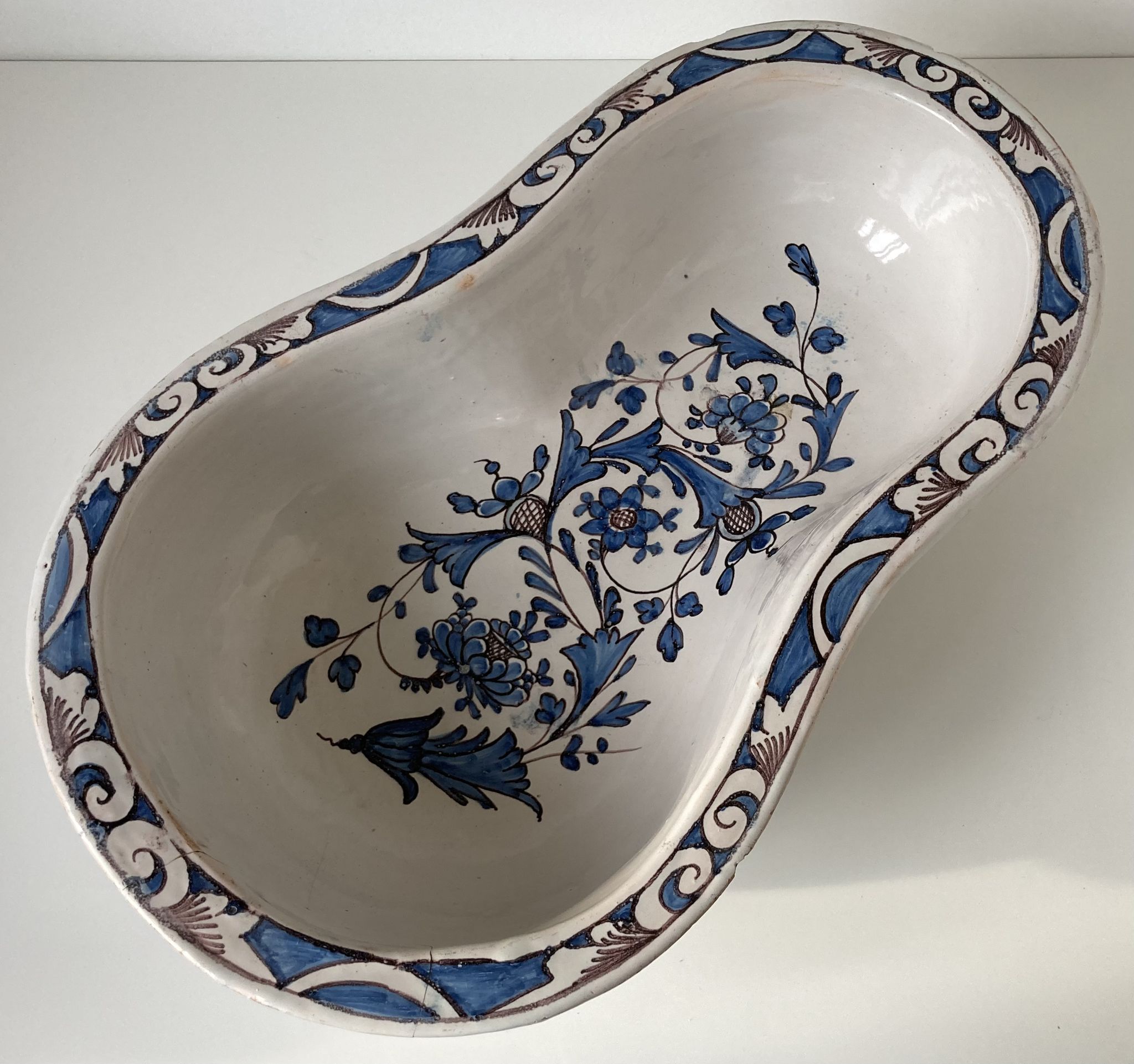 Coupe à fruits en faïence de Rouen à décor floral bleu et brun p