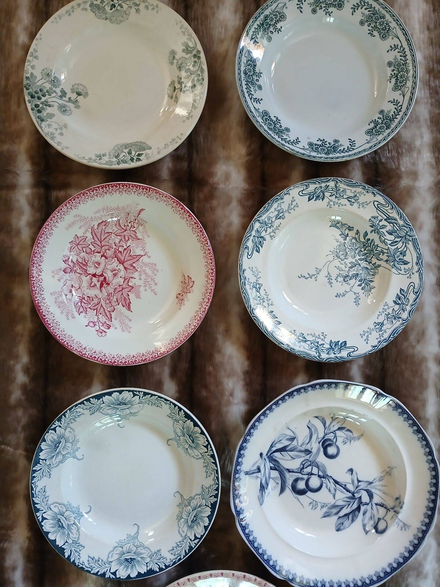 9 assiettes creuses anciennes dépareillées 