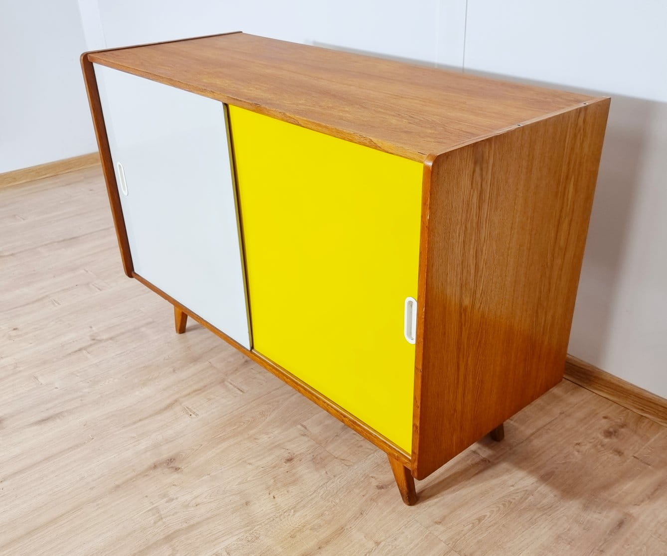 Buffet par J. Jiroutek pour Interier Praha, Tchécoslovaquie, années 1960