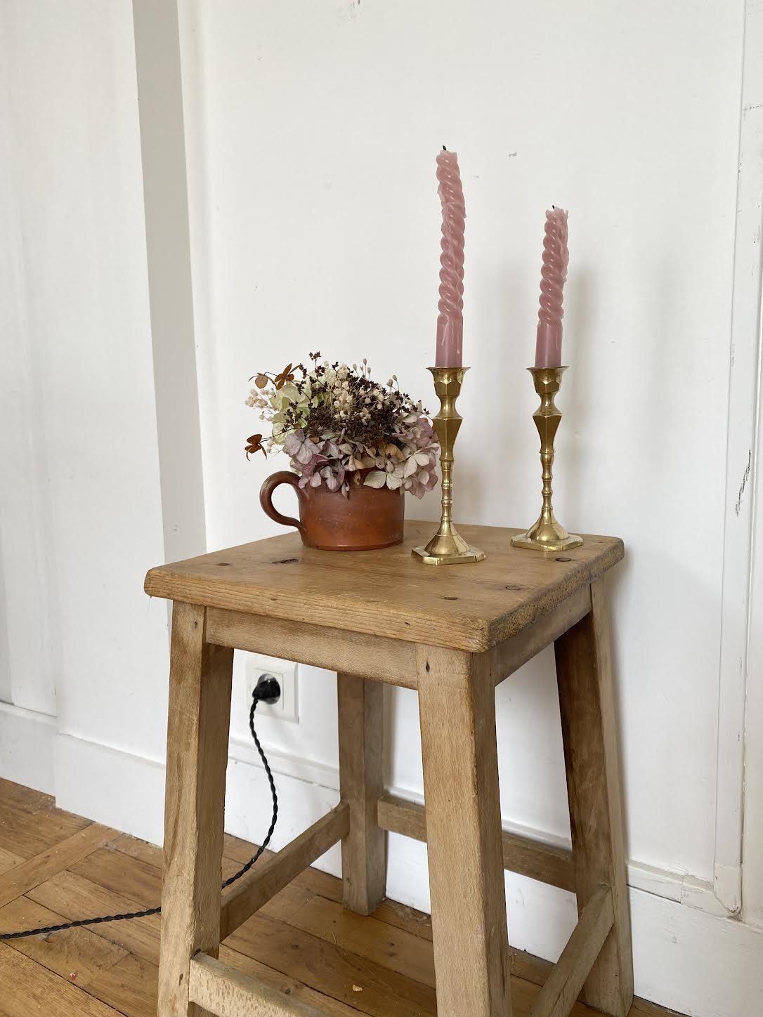 Tabouret d'atelier en bois brut