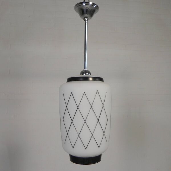 Suspension vintage avec abat-jour en opaline et décoration noire, années 1950