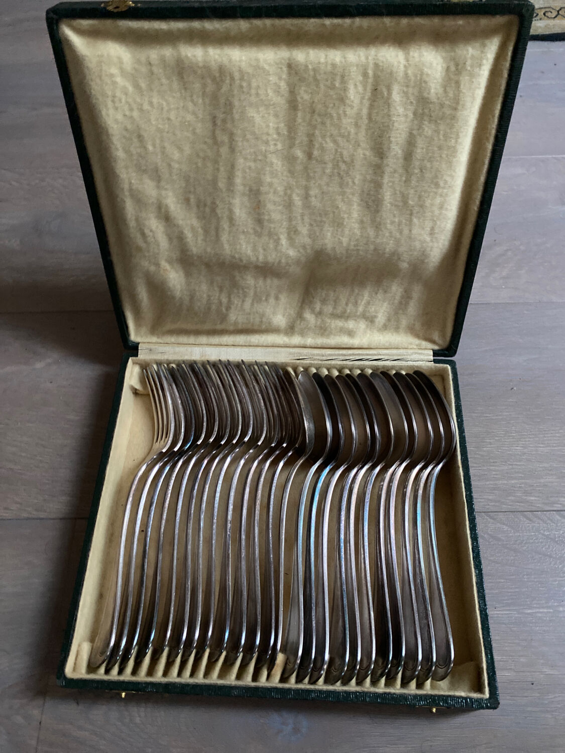 Silver-plated metal cutlery set, 24 pieces