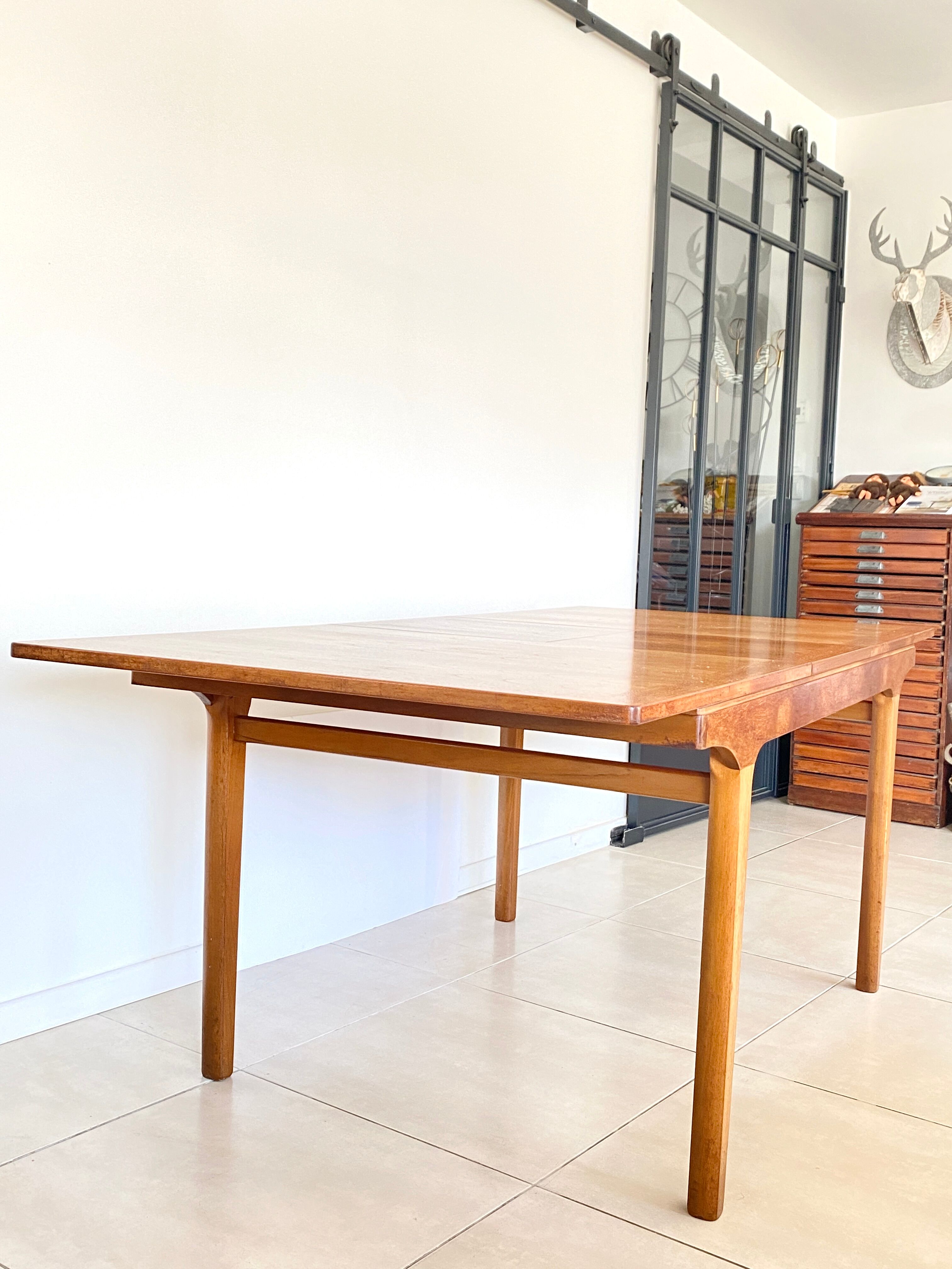 Extendable dining table in NATHAN teak