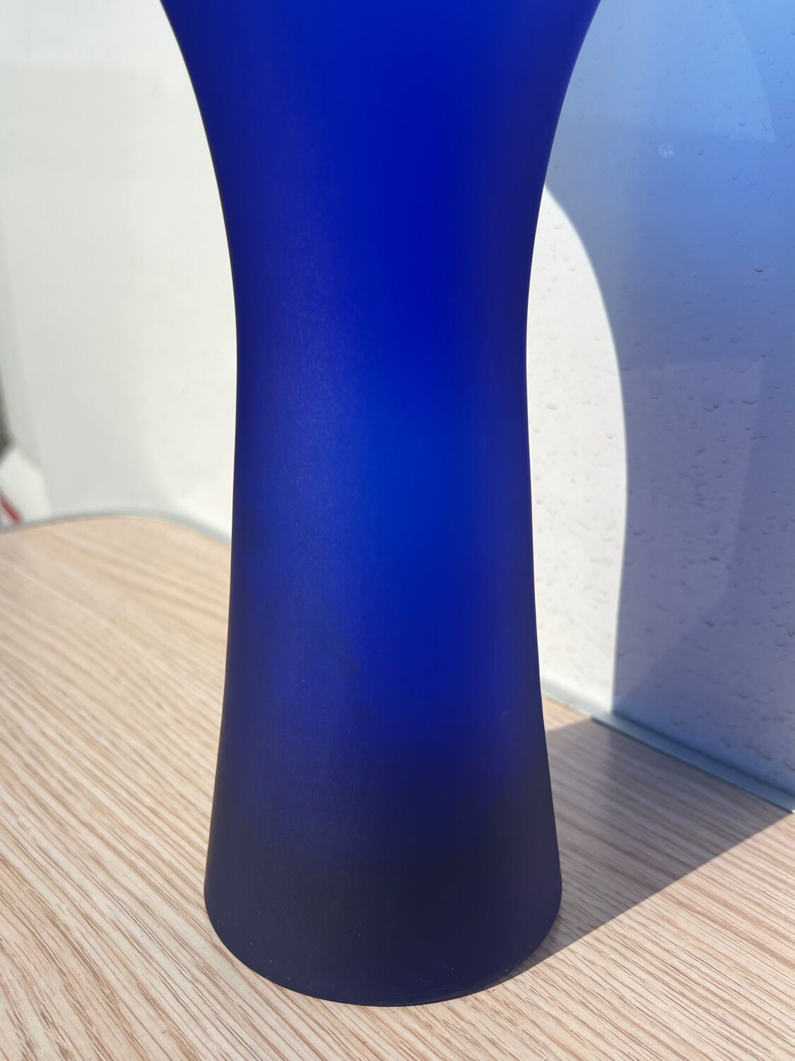Vase bleu en verre poli evasé flare