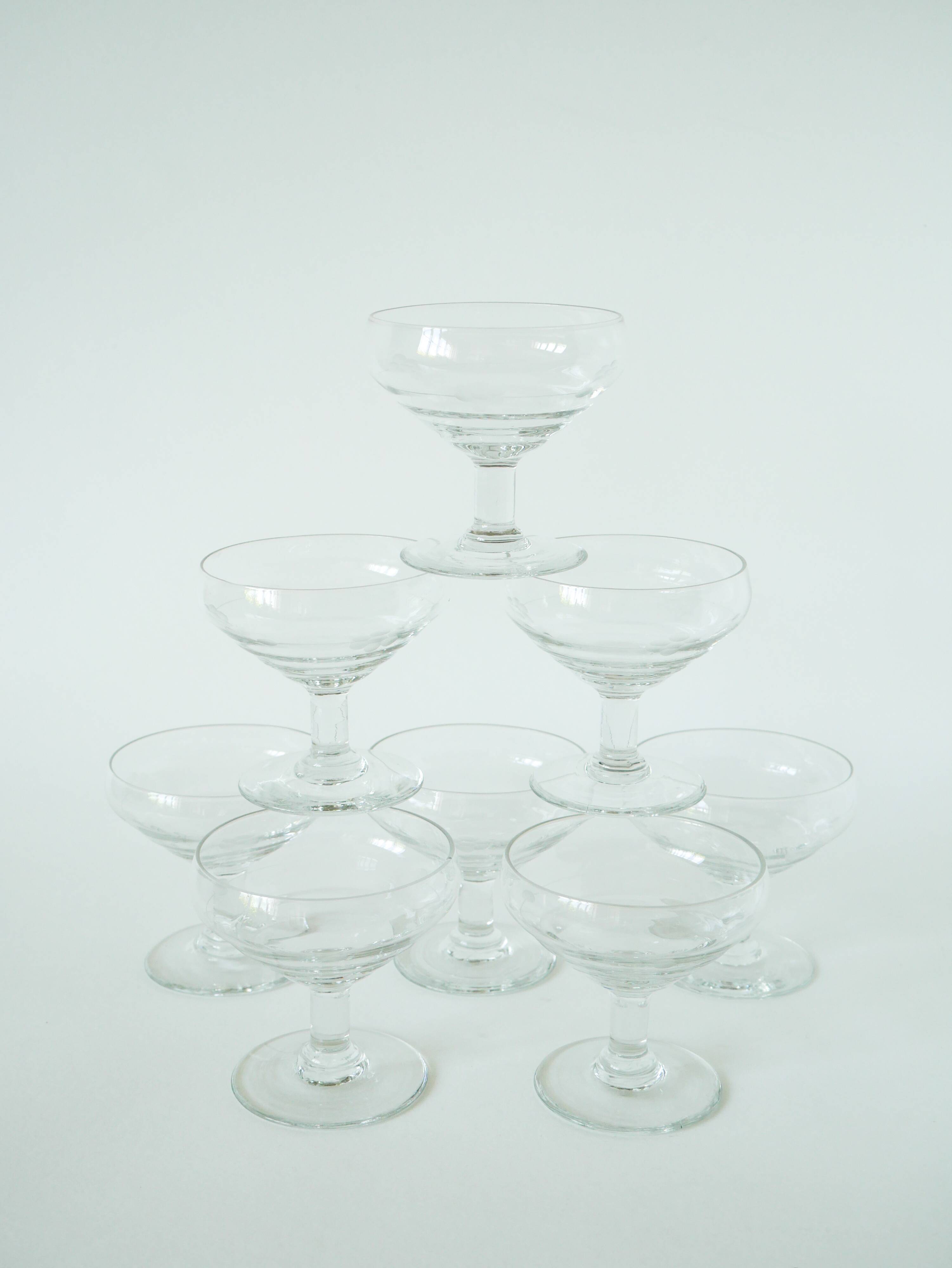 Set of 8 engraved champagne glasses, flower motifs, 1960
