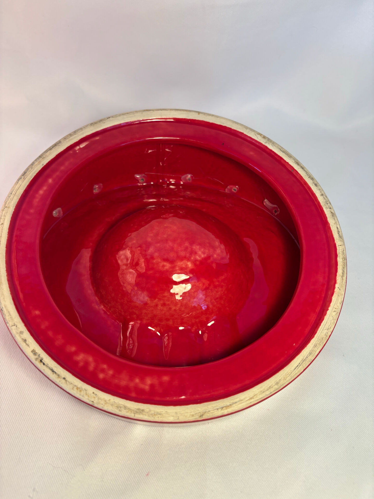 Cendrier vintage rouge laqué à clous métalliques – pièce design et déc
