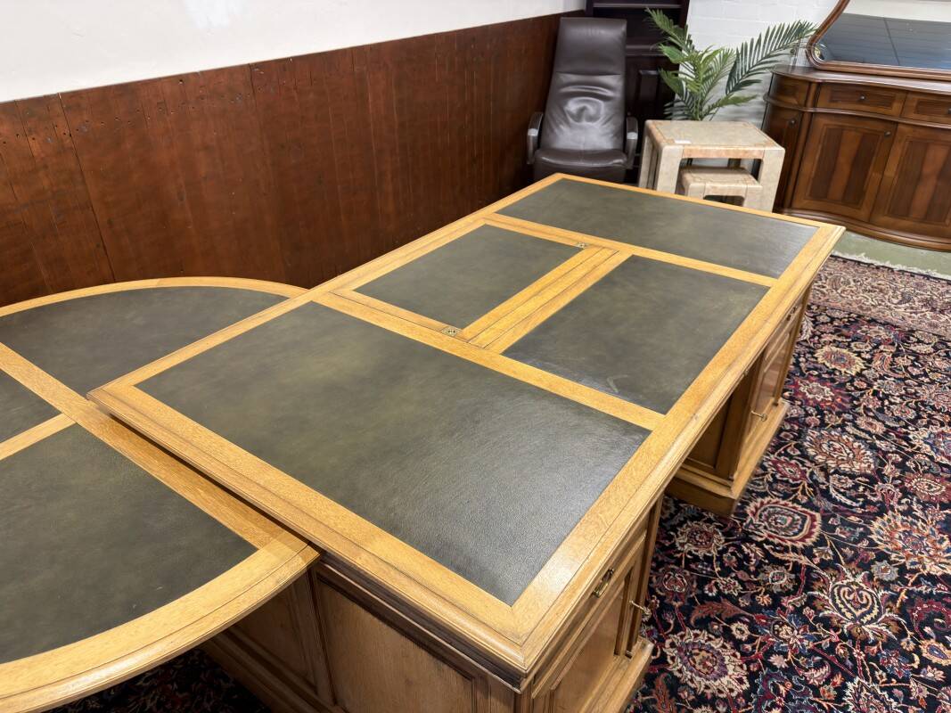Ensemble de bureau classique RAC en anglais avec table de conférence