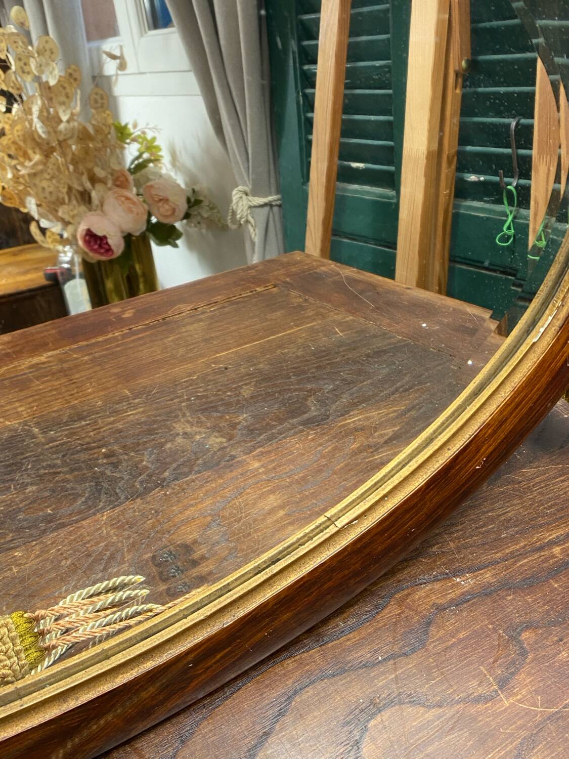 Miroir en bois et plâtre, décor fleuri, Art Déco