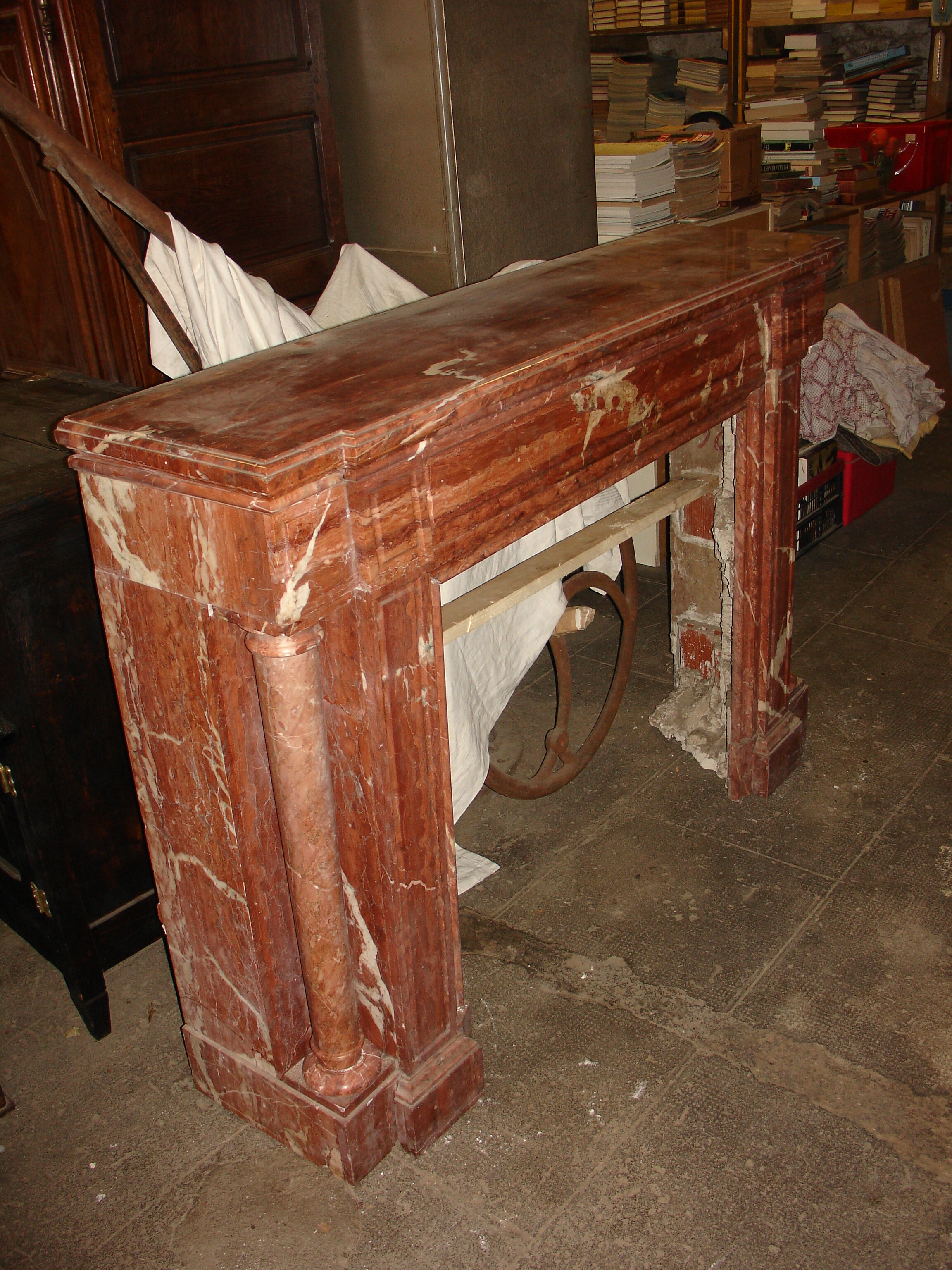 Fireplace columns in red marble of Languedoc and dating from the end of the XIX century