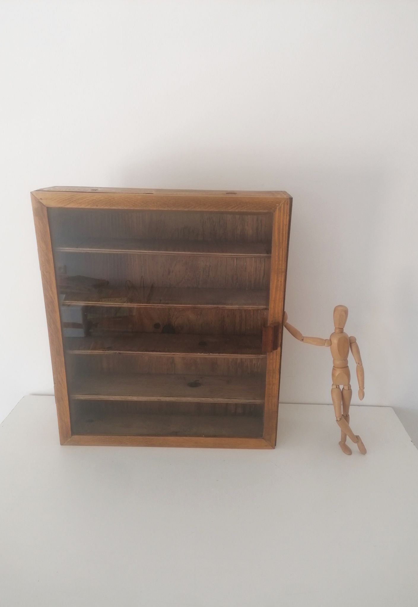 Ancienne vitrine de pharmacie en bois et verre, 4 tablettes années 50