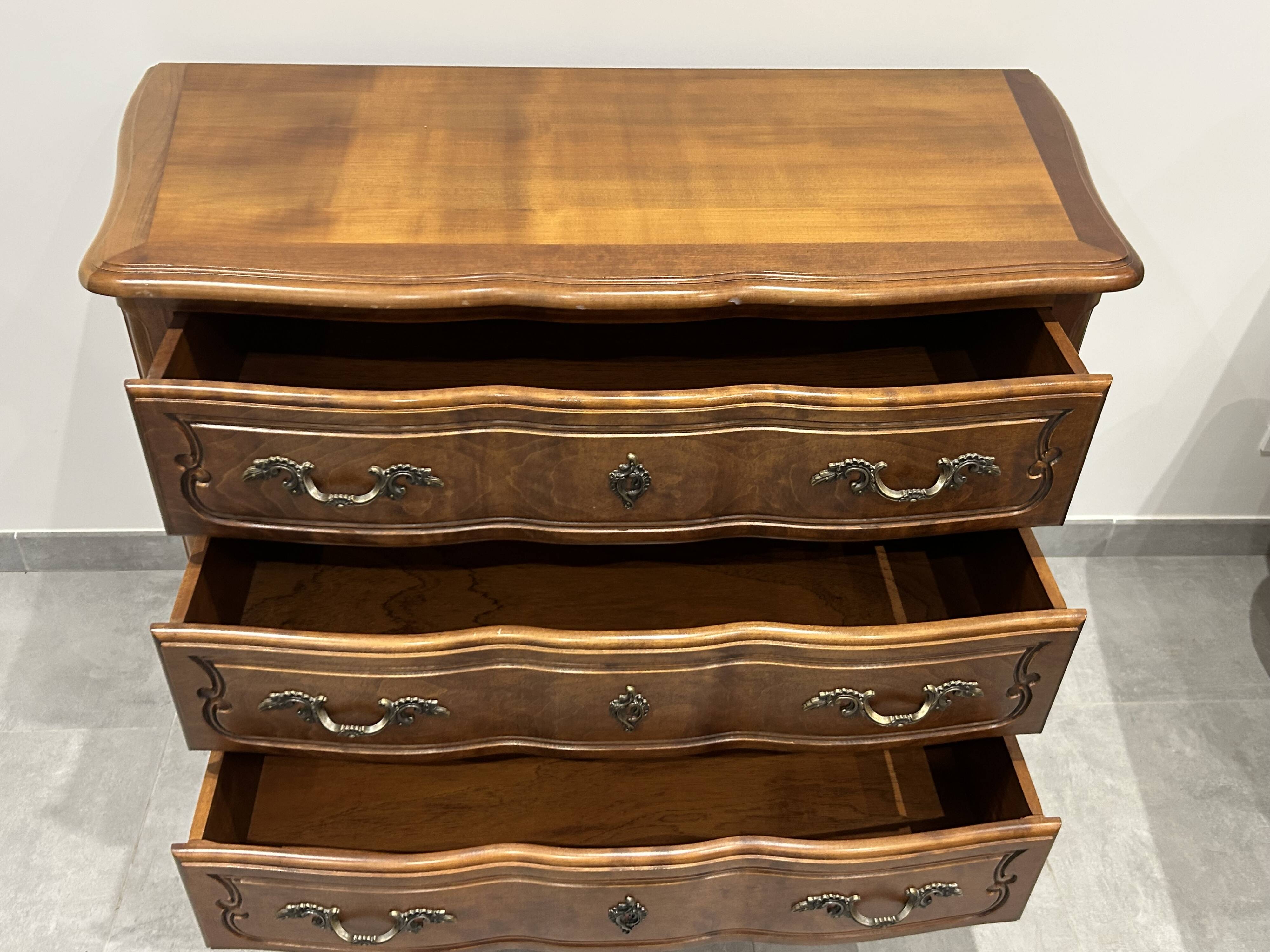 Commode de style Louis XV en bois naturel