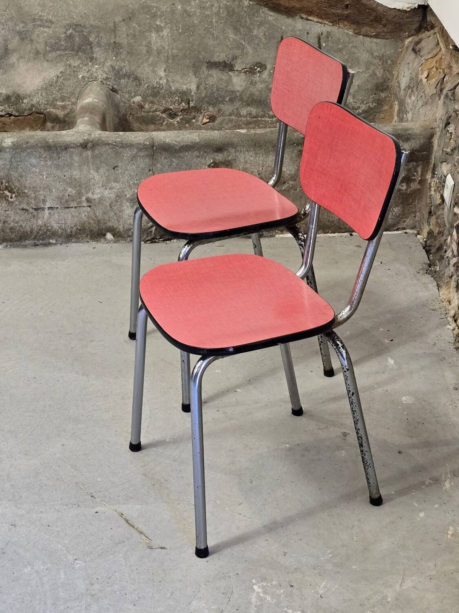 Paire de chaises en formica rose