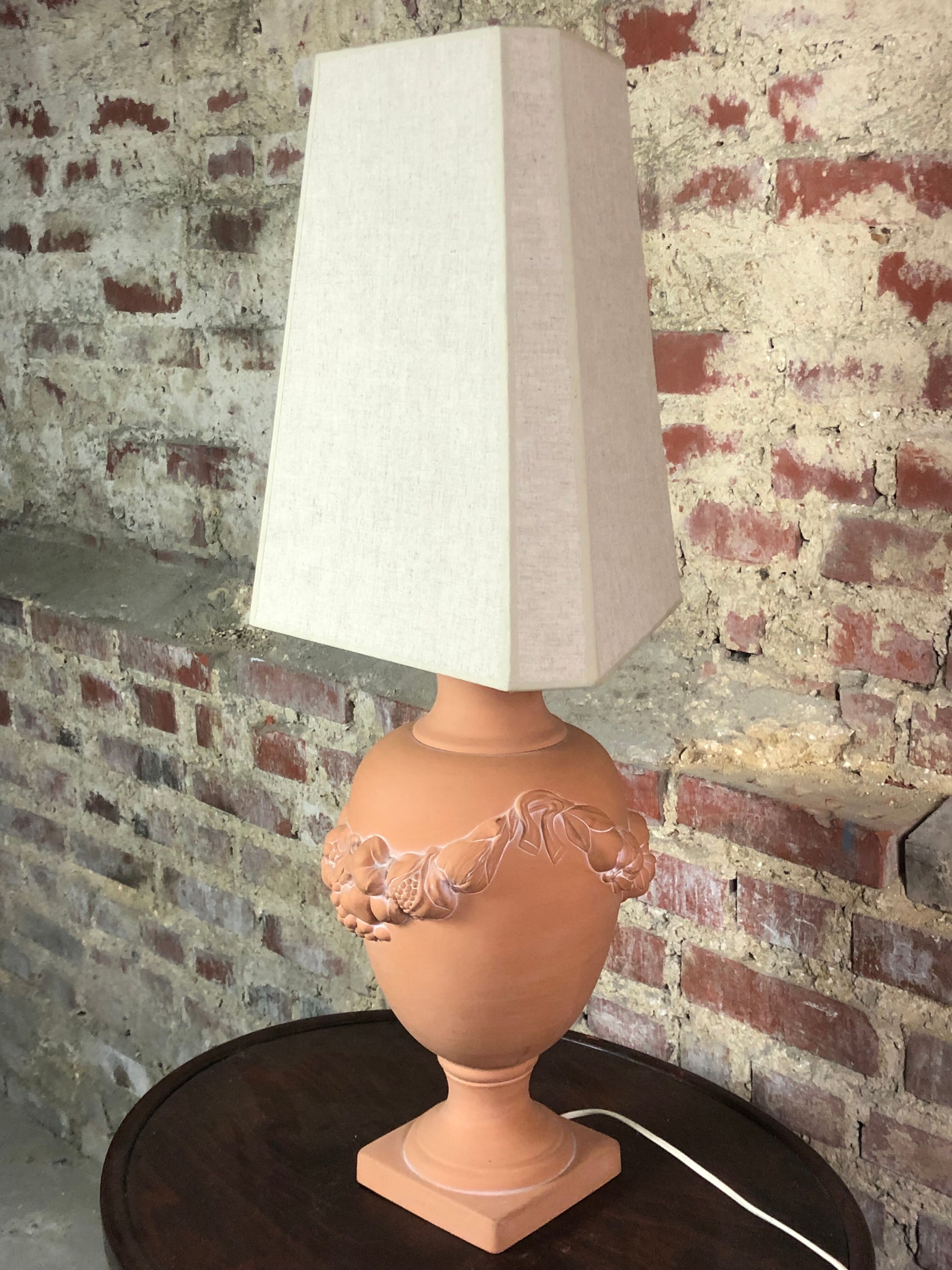Terracotta lamp decorated with fruit crown