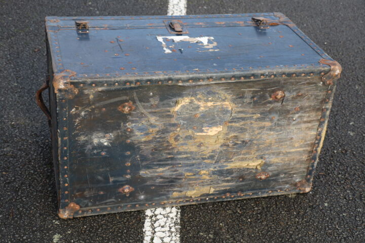 Old large-format trunk 930cm
