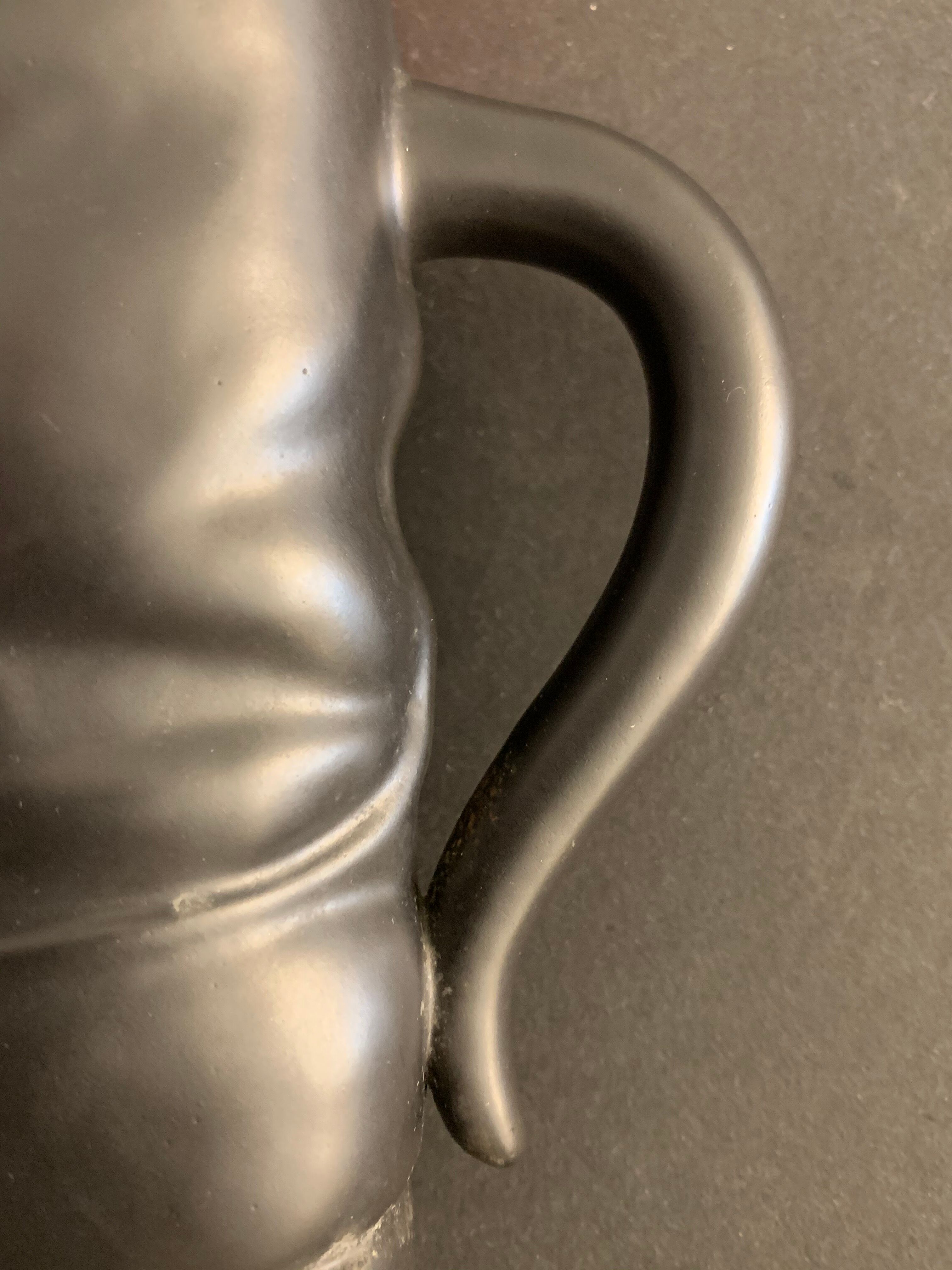 Vase en céramique botte cavalière rouge et noire Pol Chambost