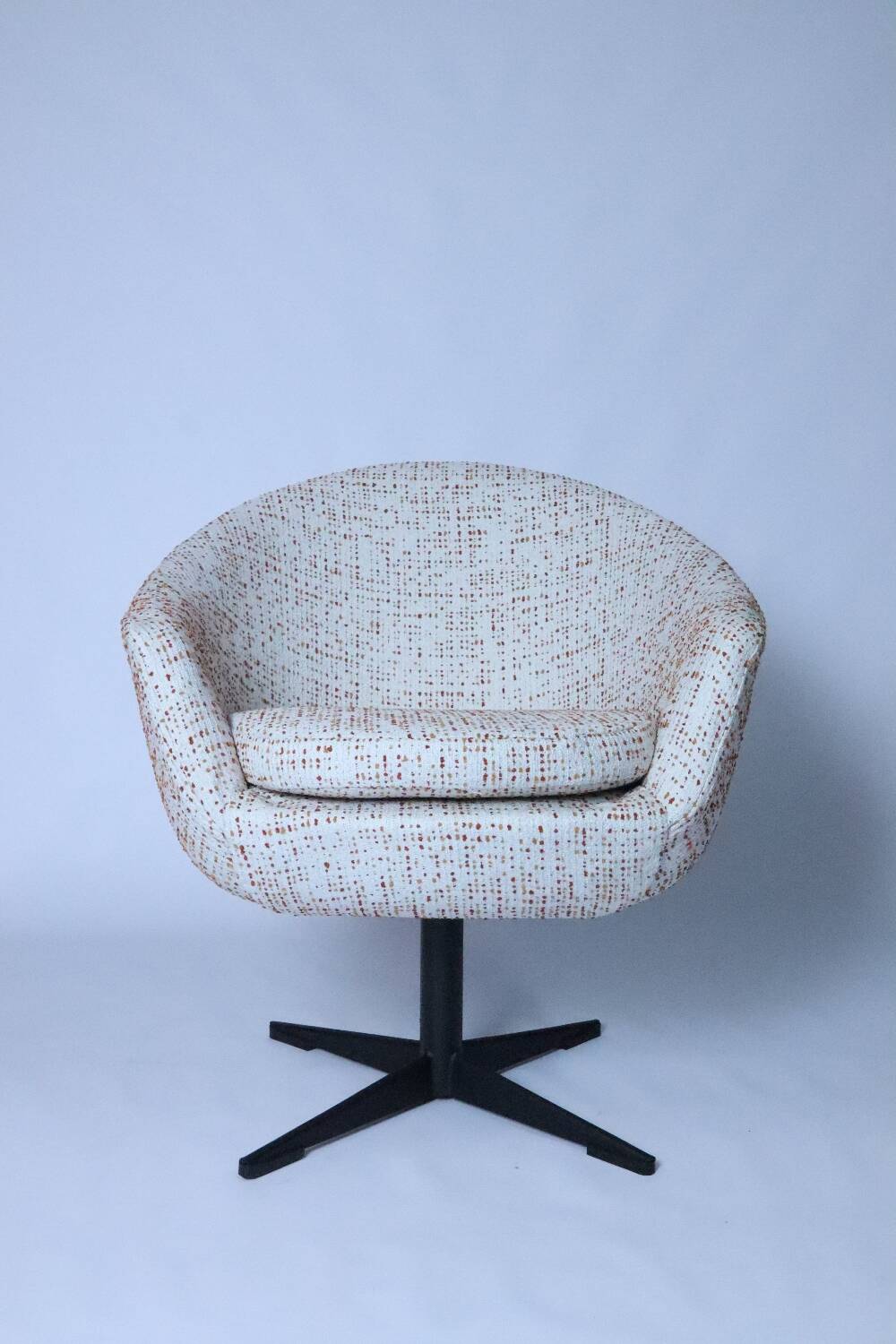 Fauteuil pivotant, tissu bouclé rouge et orange, années 1970