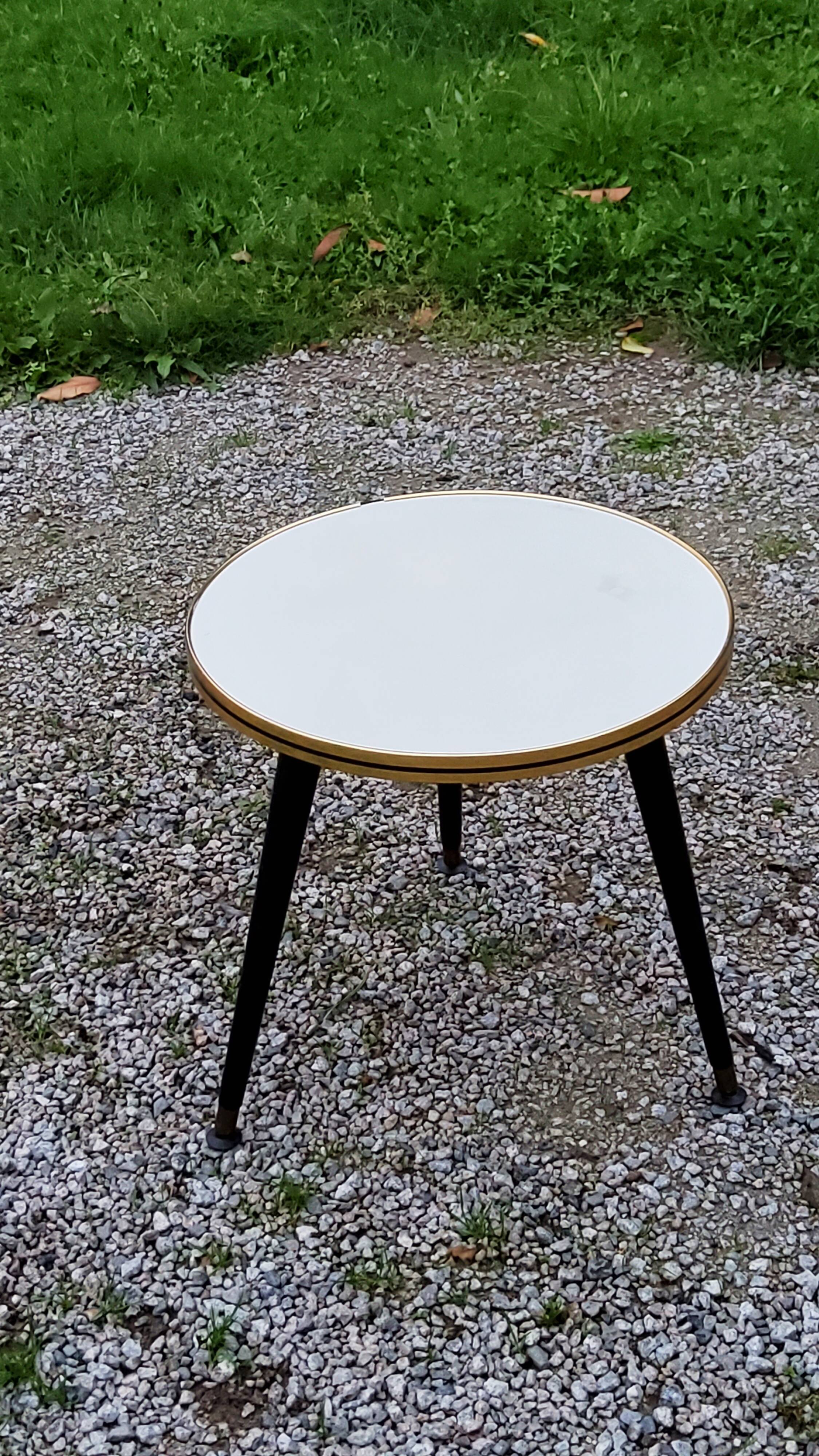 Table d’appoint vintage des années 60 piètement tripode bois noirci plateau formica blanc