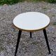 Table d’appoint vintage des années 60 piètement tripode bois noirci plateau formica blanc