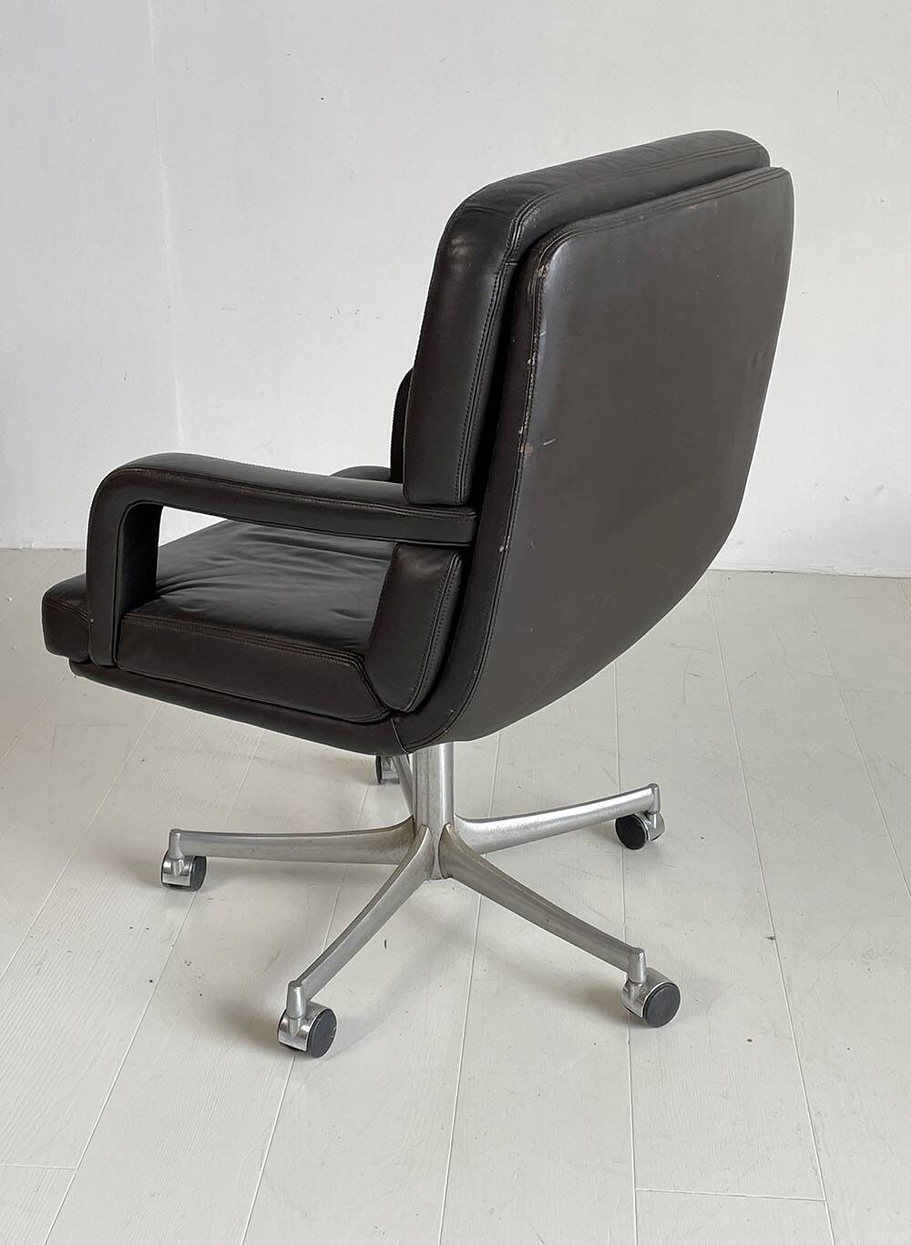 Leather armchair Mobilier International, 1970