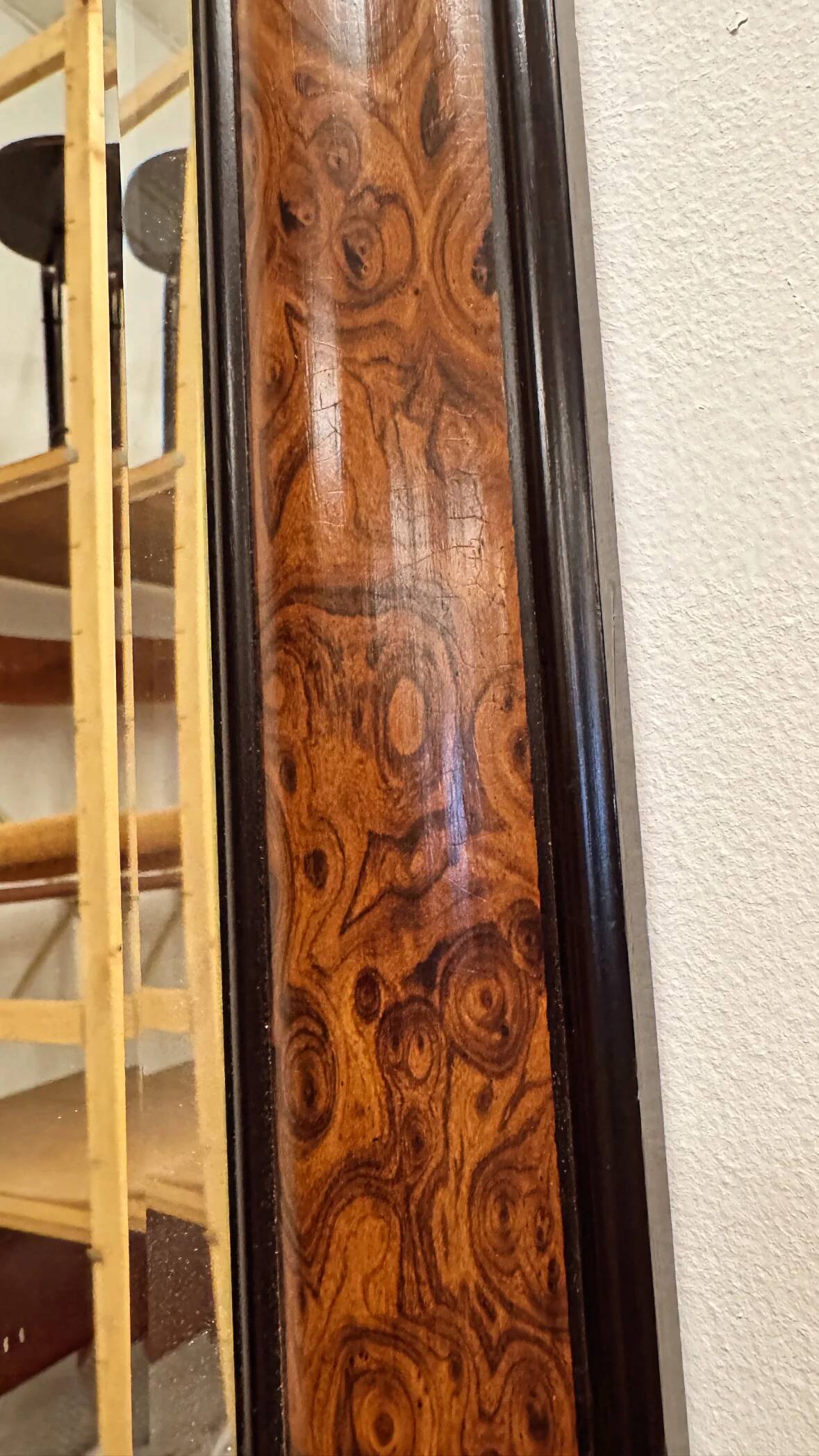Miroir vintage hexagonal avec cadre en ronce de bois