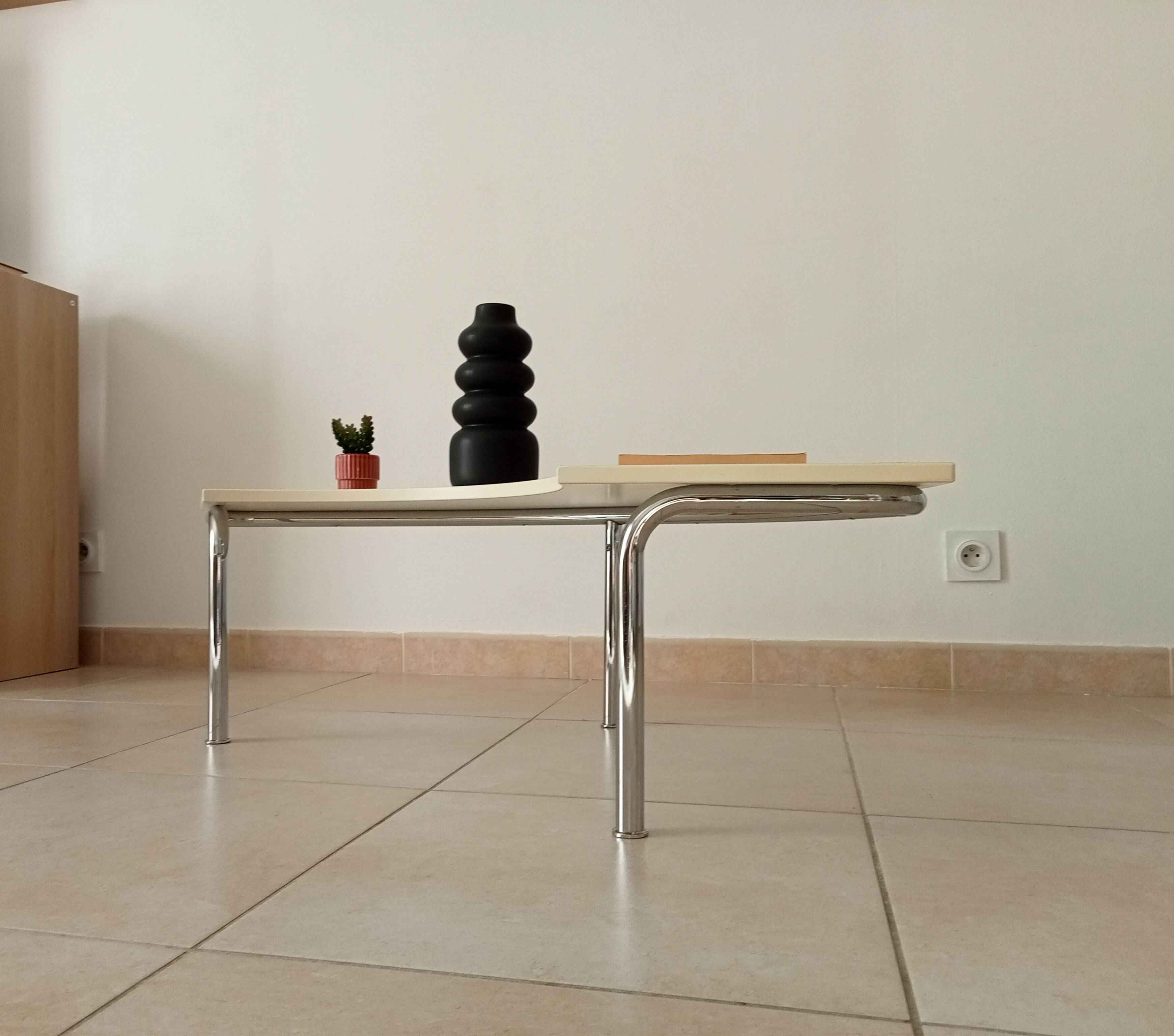 Vintage tripod coffee table in chrome and formica from the 1980s.