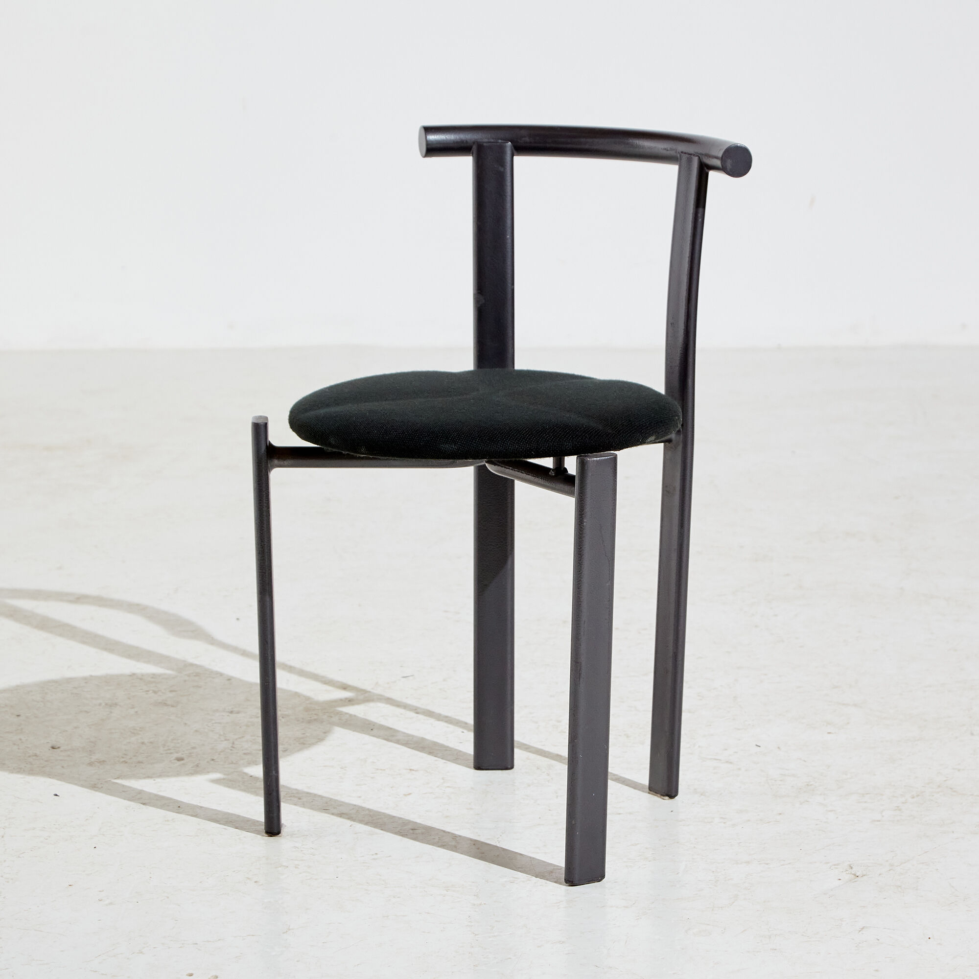 Chaise à cadre métallique de style postmoderne