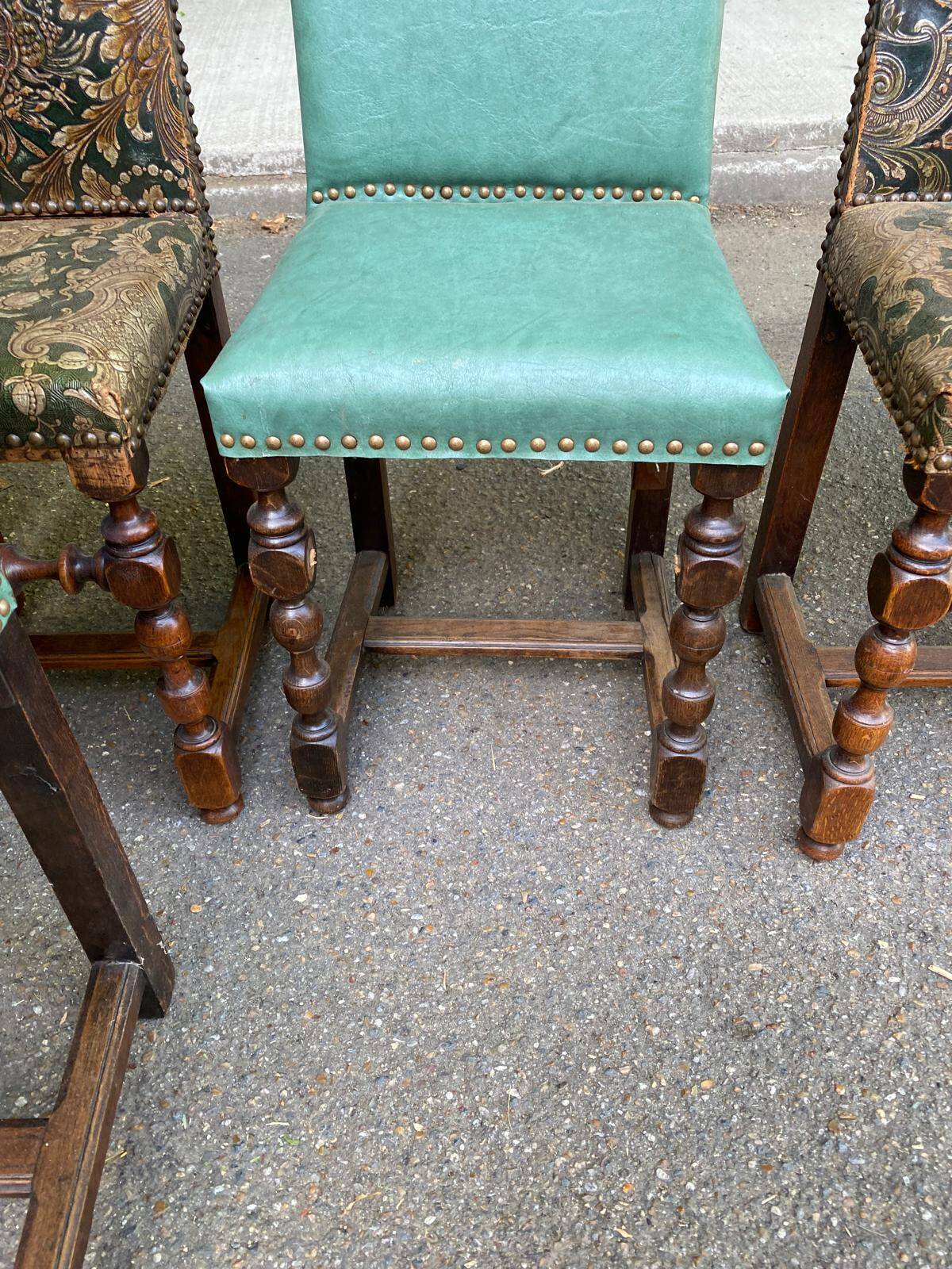 8 chaises basques espagnoles en cuir vert et marron doré
