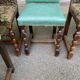8 chaises basques espagnoles en cuir vert et marron doré